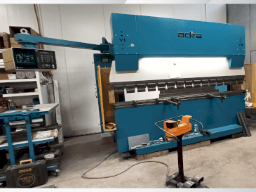 Vista frontale della macchina ADIRA QIH-11030 DNC CR