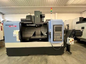 Vista frontale della macchina DOOSAN DNM 650