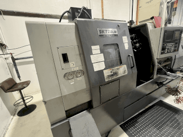 Vista frontale della macchina Hyundai Kia SKT 28 LM