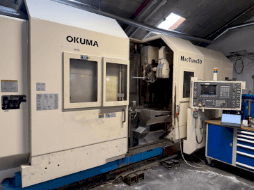 Vista frontale della macchina Okuma MacTurn 50