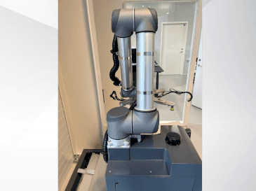 Vista frontale della macchina Universal Robots UR10