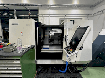 Vista frontale della macchina DMG MORI CLX 450 V4