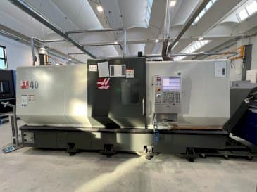 Vista frontale della macchina HAAS ST-40
