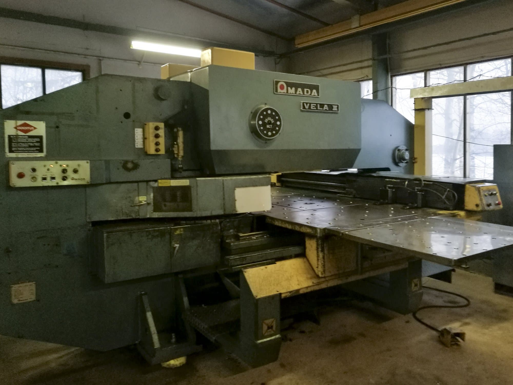 Vista lato sinistro della macchina AMADA VELA II