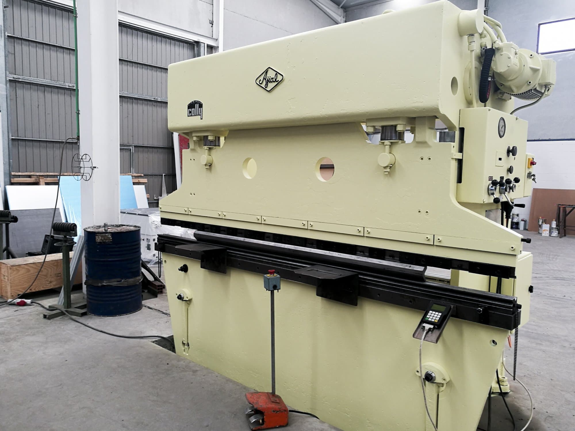 Vista lato destro della macchina Ajial Colly 89