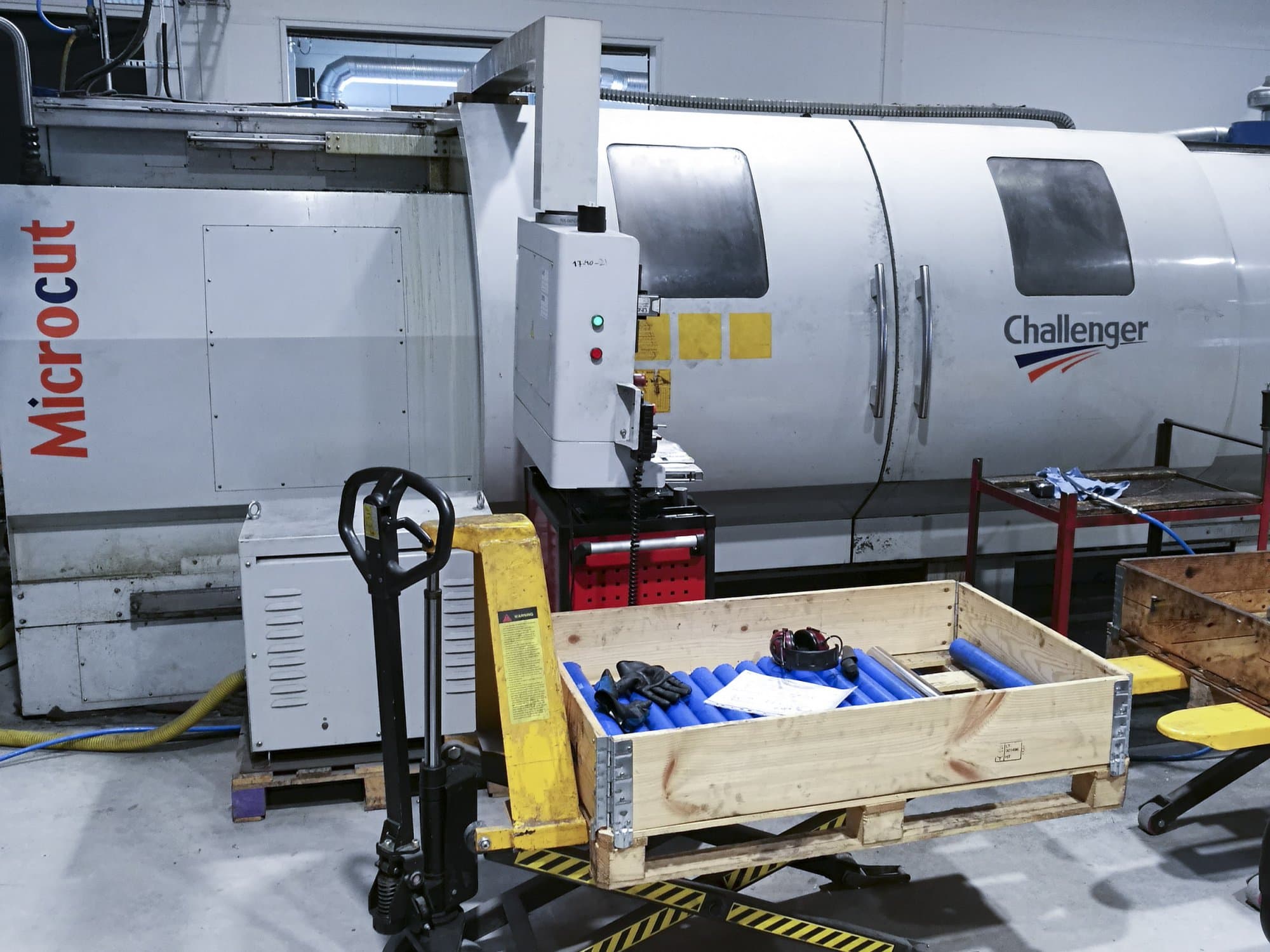 Vista frontale della macchina MICROCUT BNC-30160X