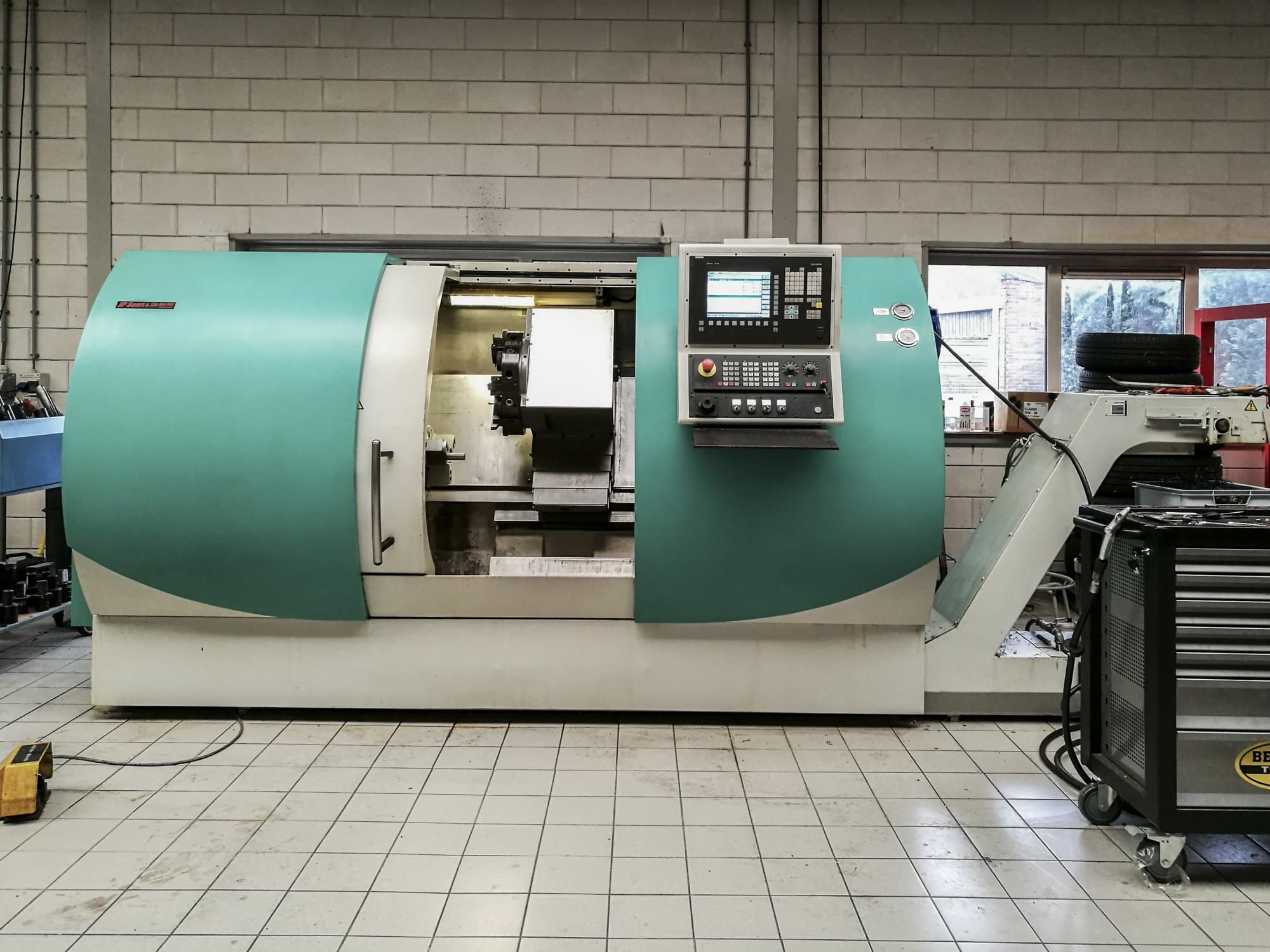 Vista frontale della macchina TRENS SBL 500 CNC