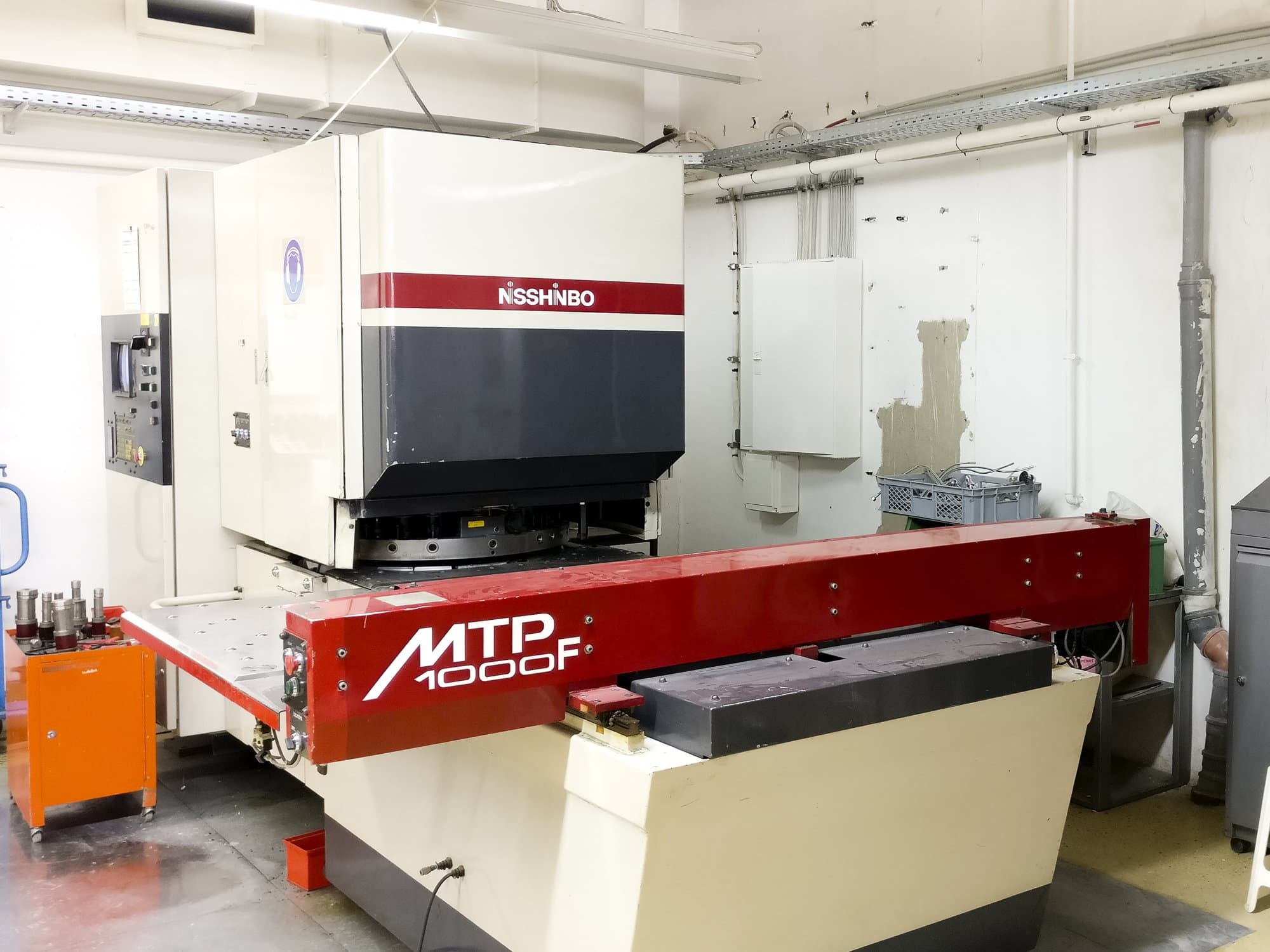 Vista lato sinistro della macchina Nisshinbo MTP-1000F