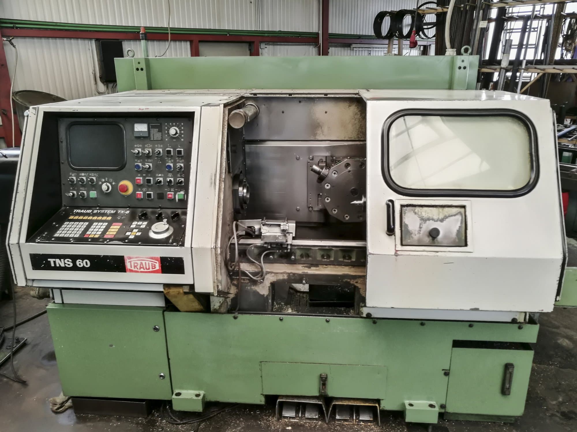 Vista frontale della macchina TRAUB TNS 60