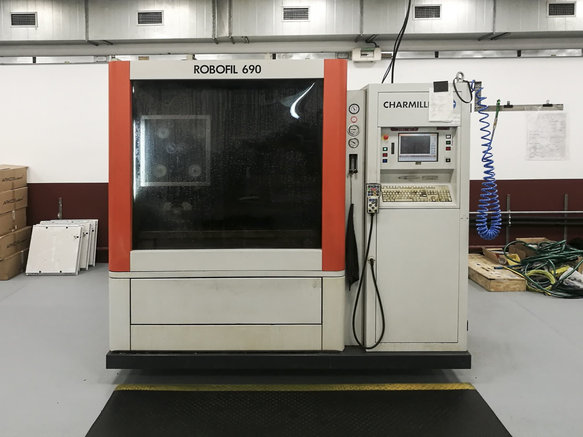 Vista frontale della macchina CHARMILLES ROBOFILL 690