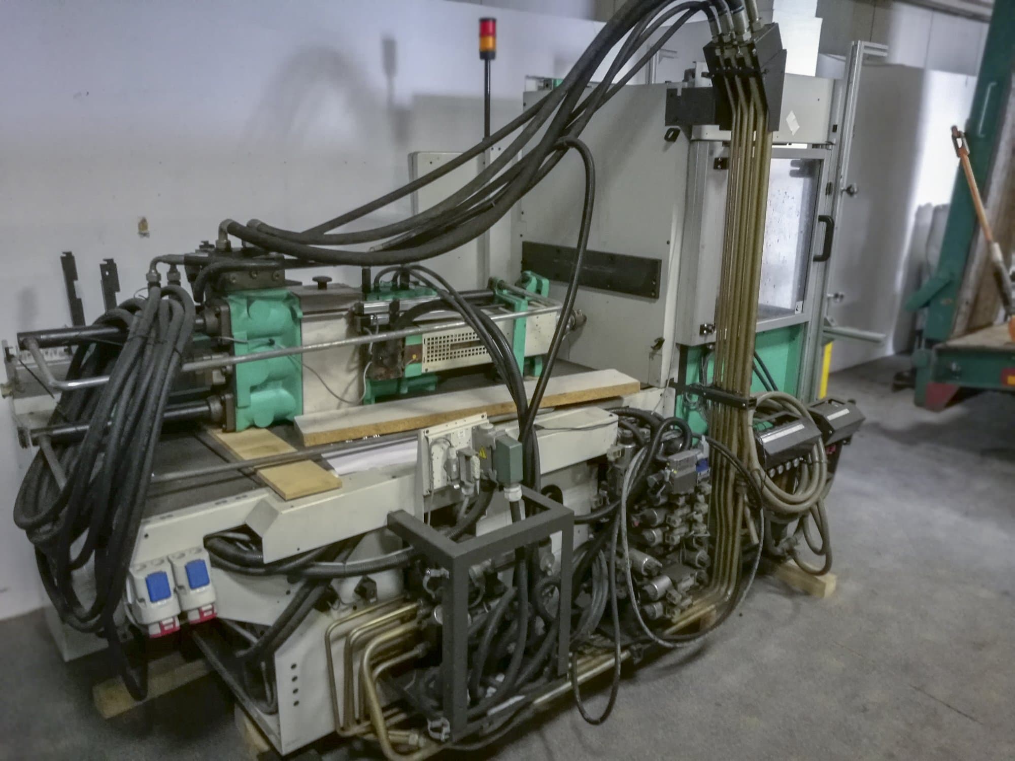 Vista frontale della macchina Arburg 420C 800-250