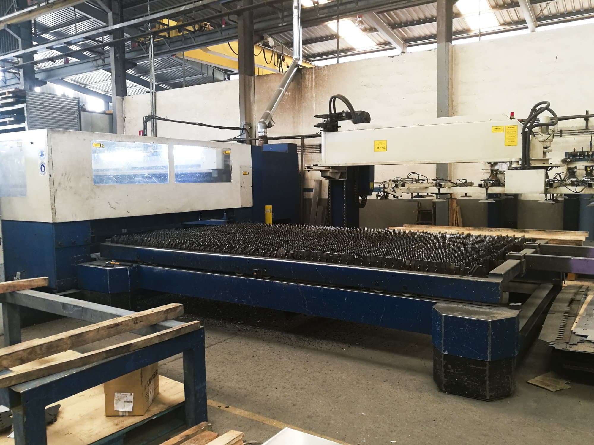 Vista lato sinistro della macchina Trumpf Trumatic L4030
