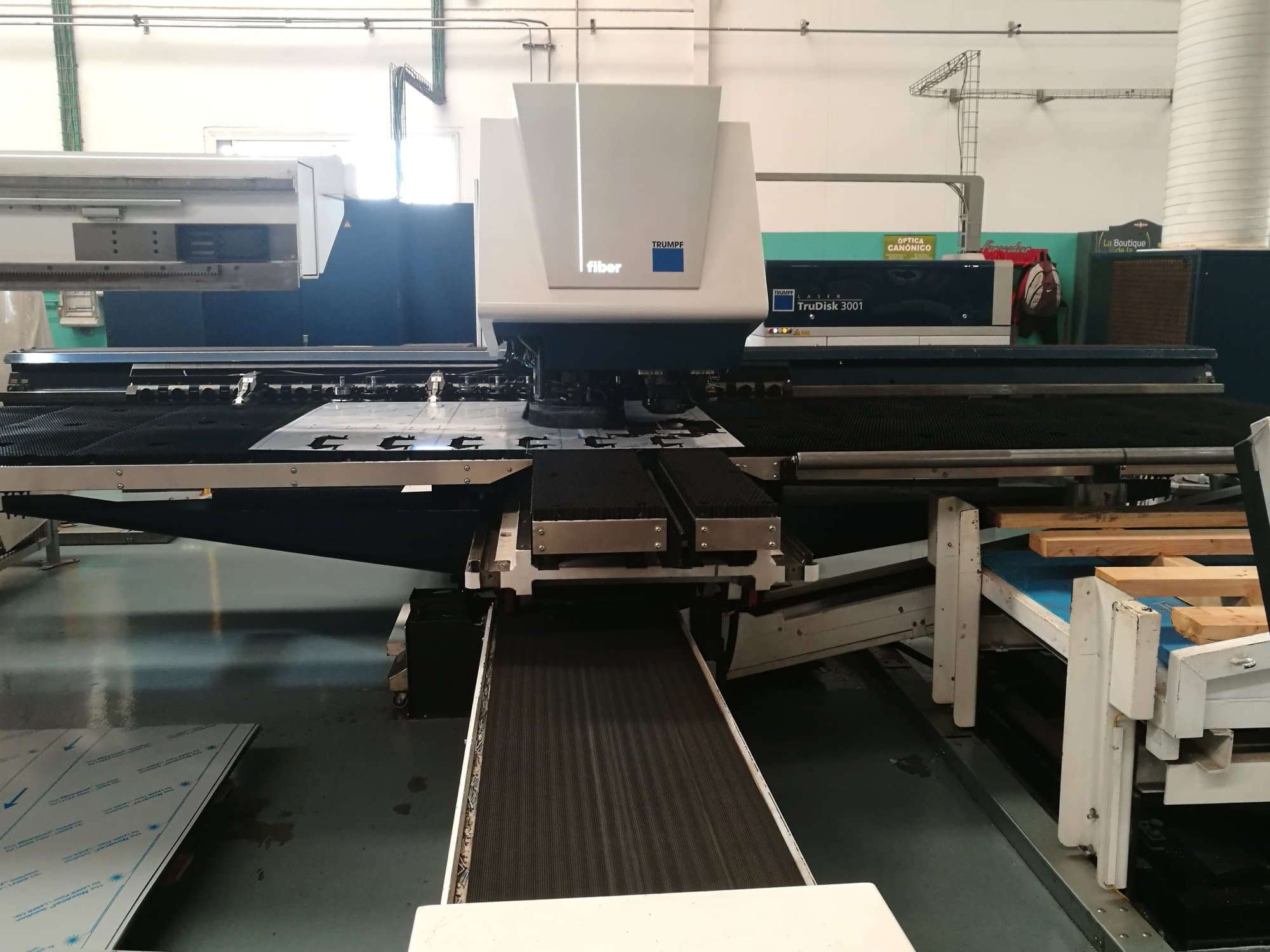Vista frontale della macchina Trumpf TruMatic 3000 fiber (K04)