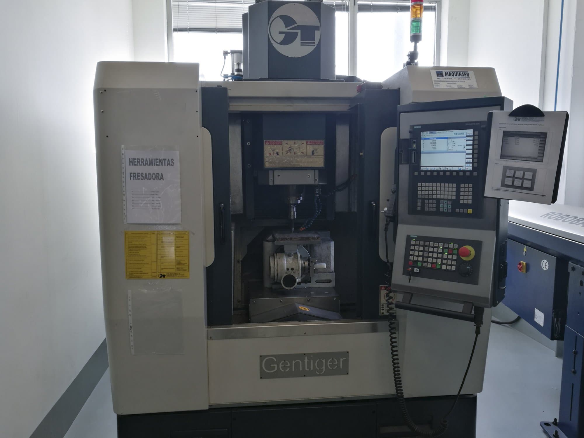 Vista frontale della macchina GENTIGER GT-45-5AX