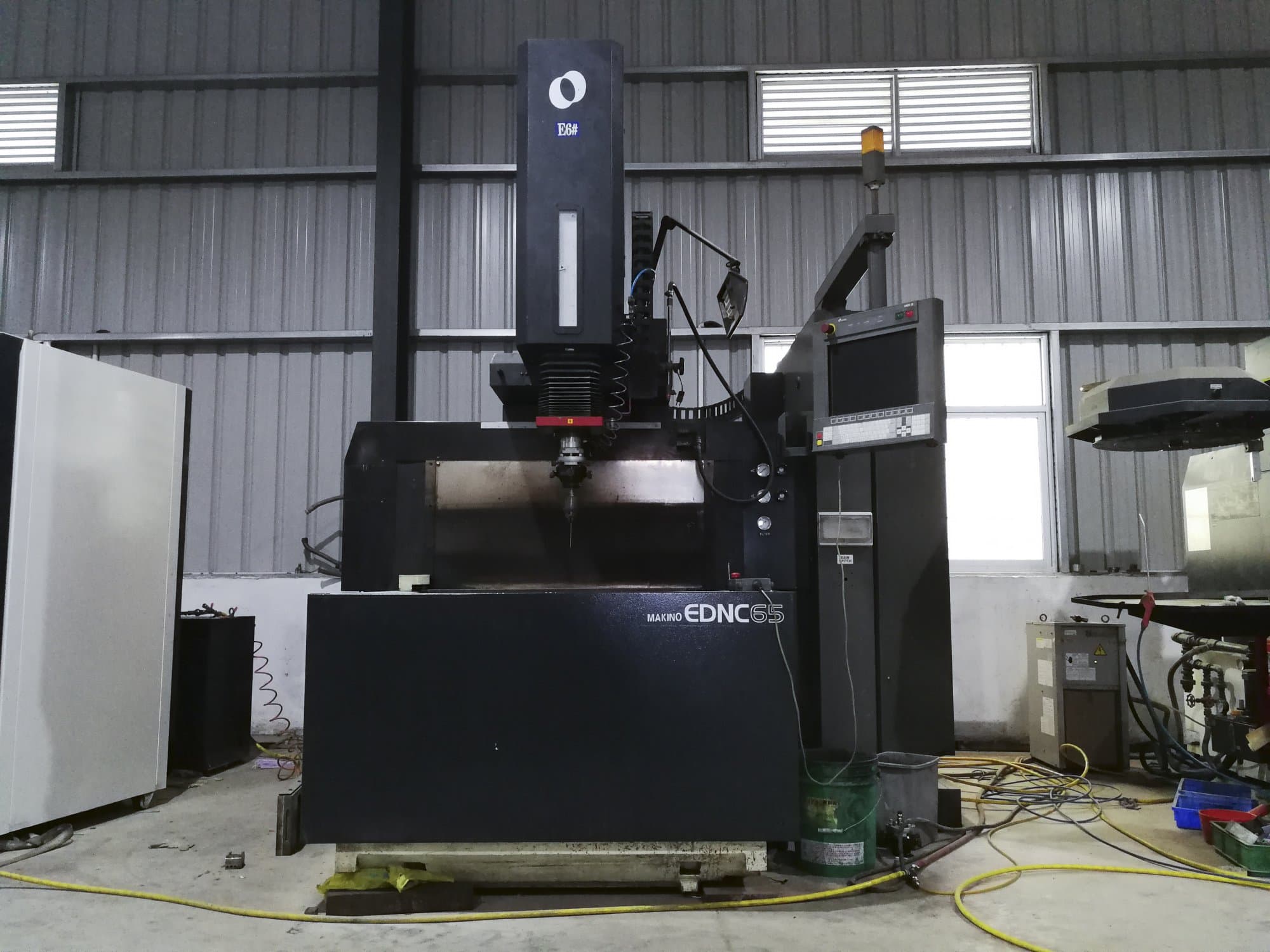 Vista frontale della macchina Makino EDNC65