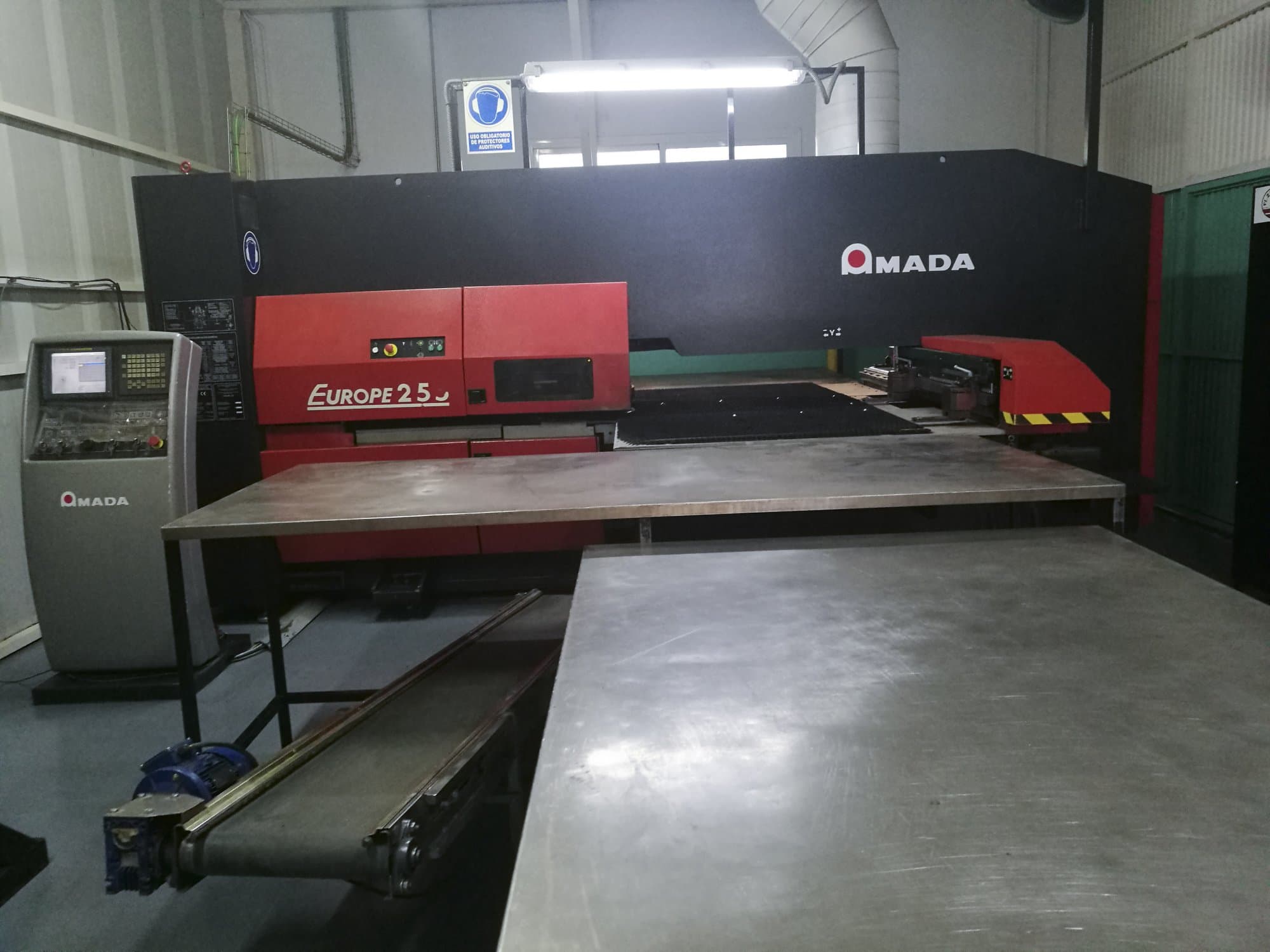 Vista frontale della macchina AMADA EUROPE 255