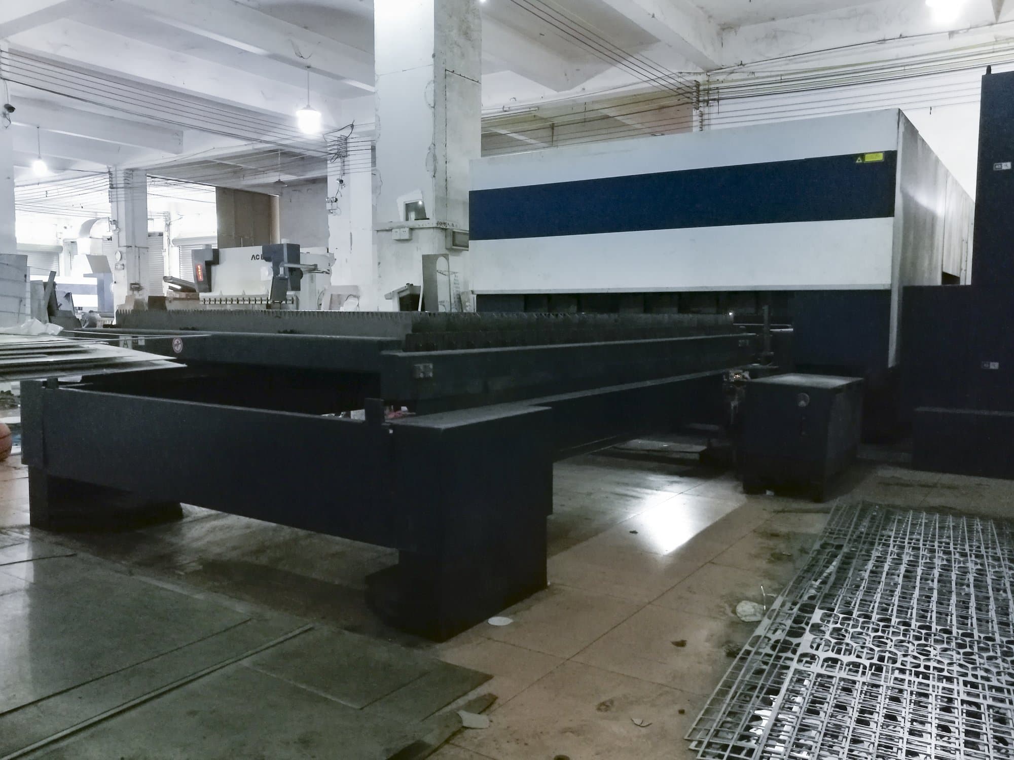 Vista lato destro 1 della macchina Trumpf TruLaser 3030