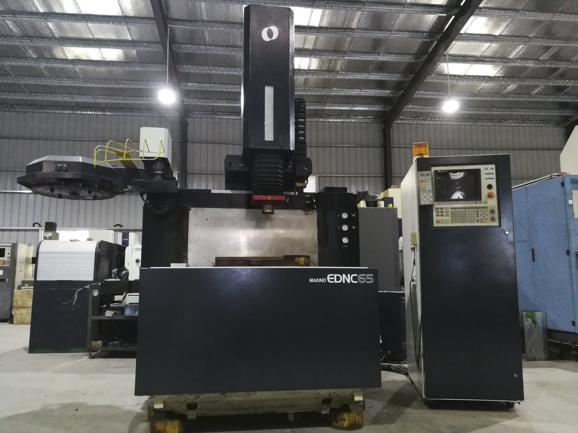 Vista frontale della macchina Makino EDNC65