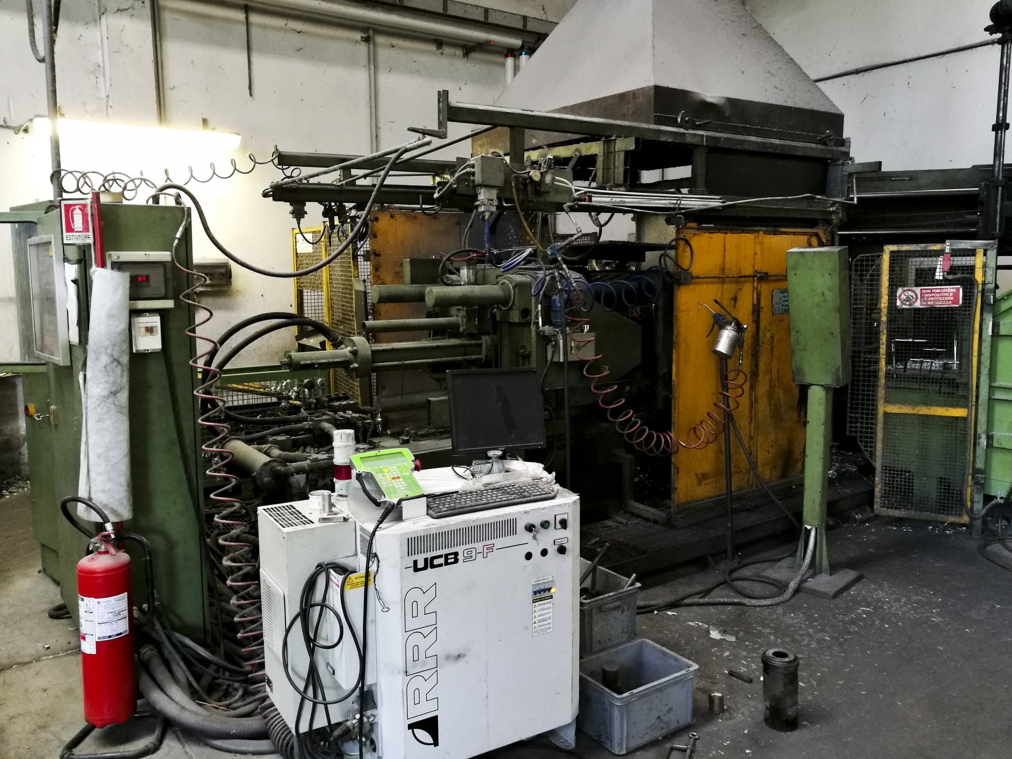 Vista lato sinistro della macchina Buehler H-250 B