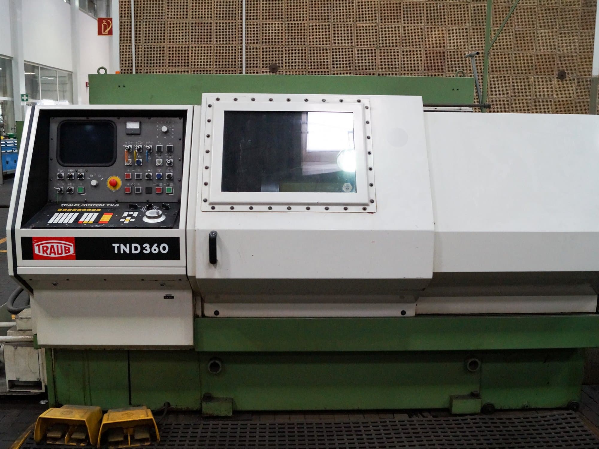 Vista frontale della macchina Traub TND 360