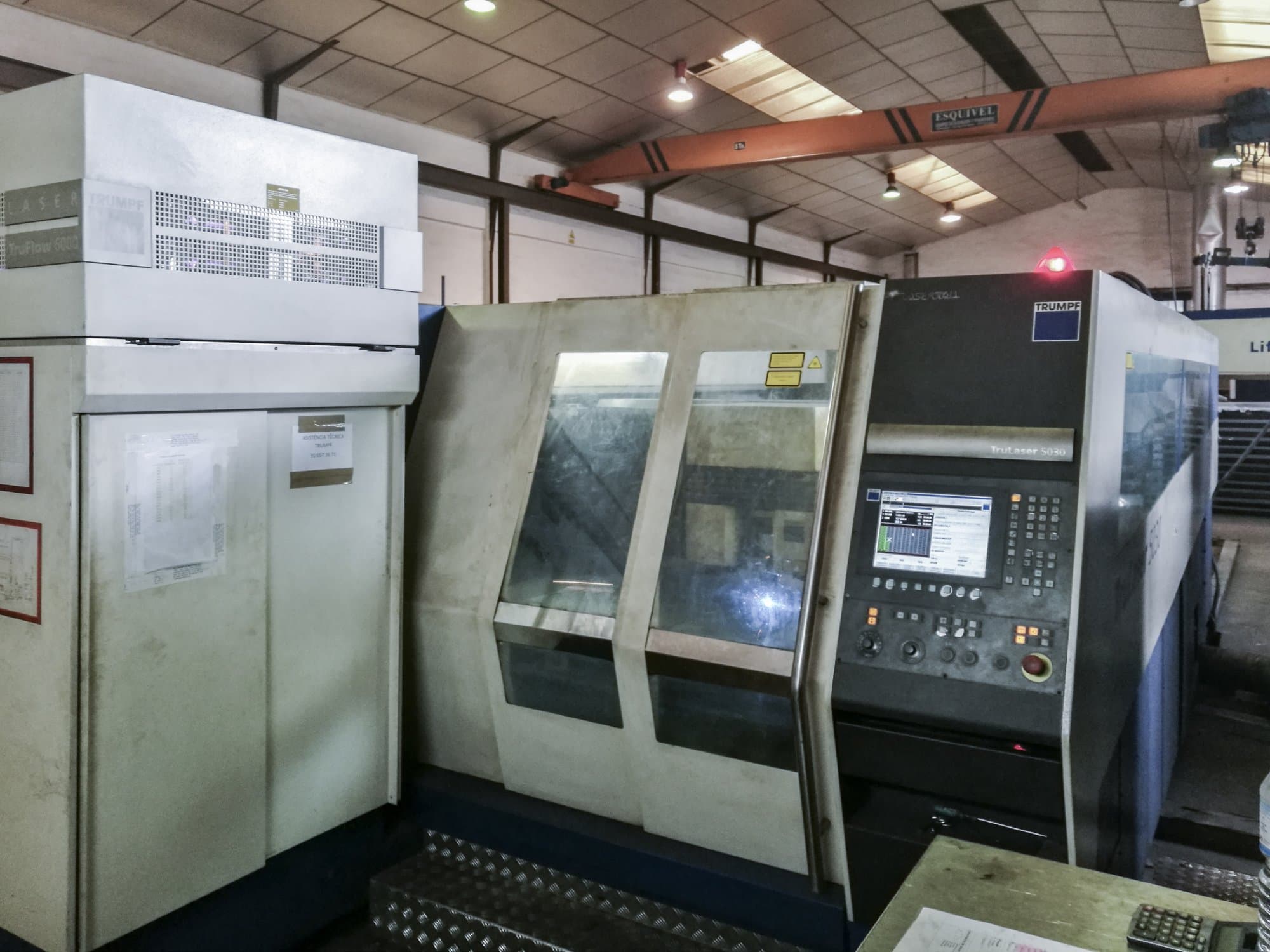 Vista frontale della macchina Trumpf TruLaser 5030