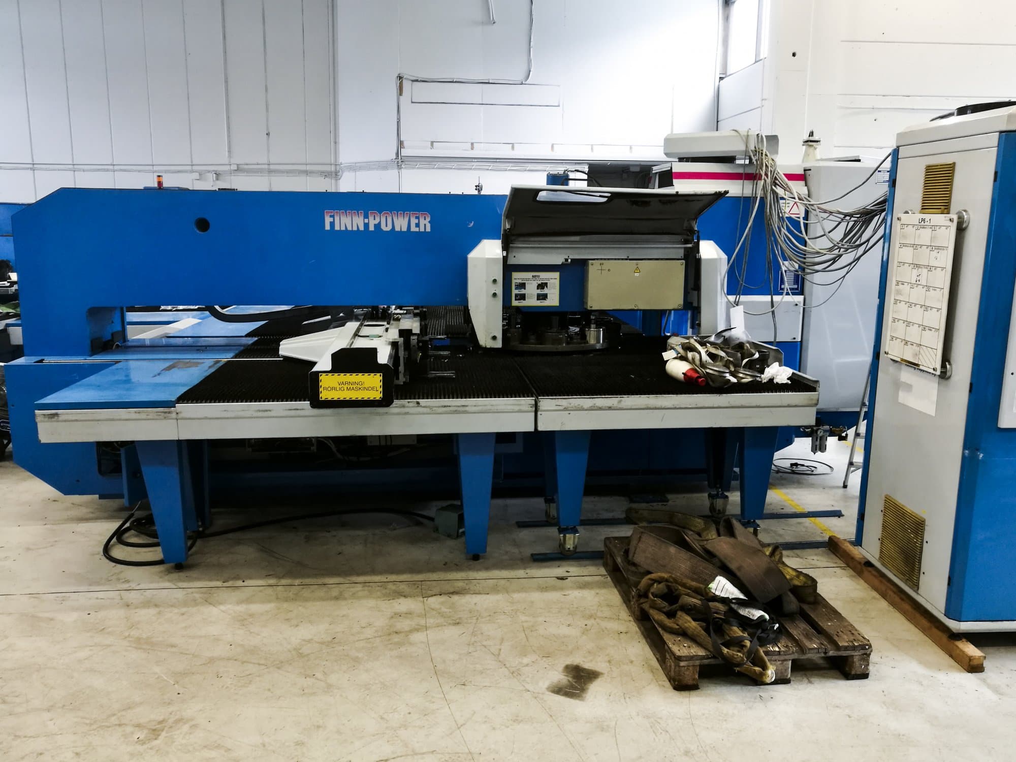 Vista frontale della macchina Finn-Power LP6 SB