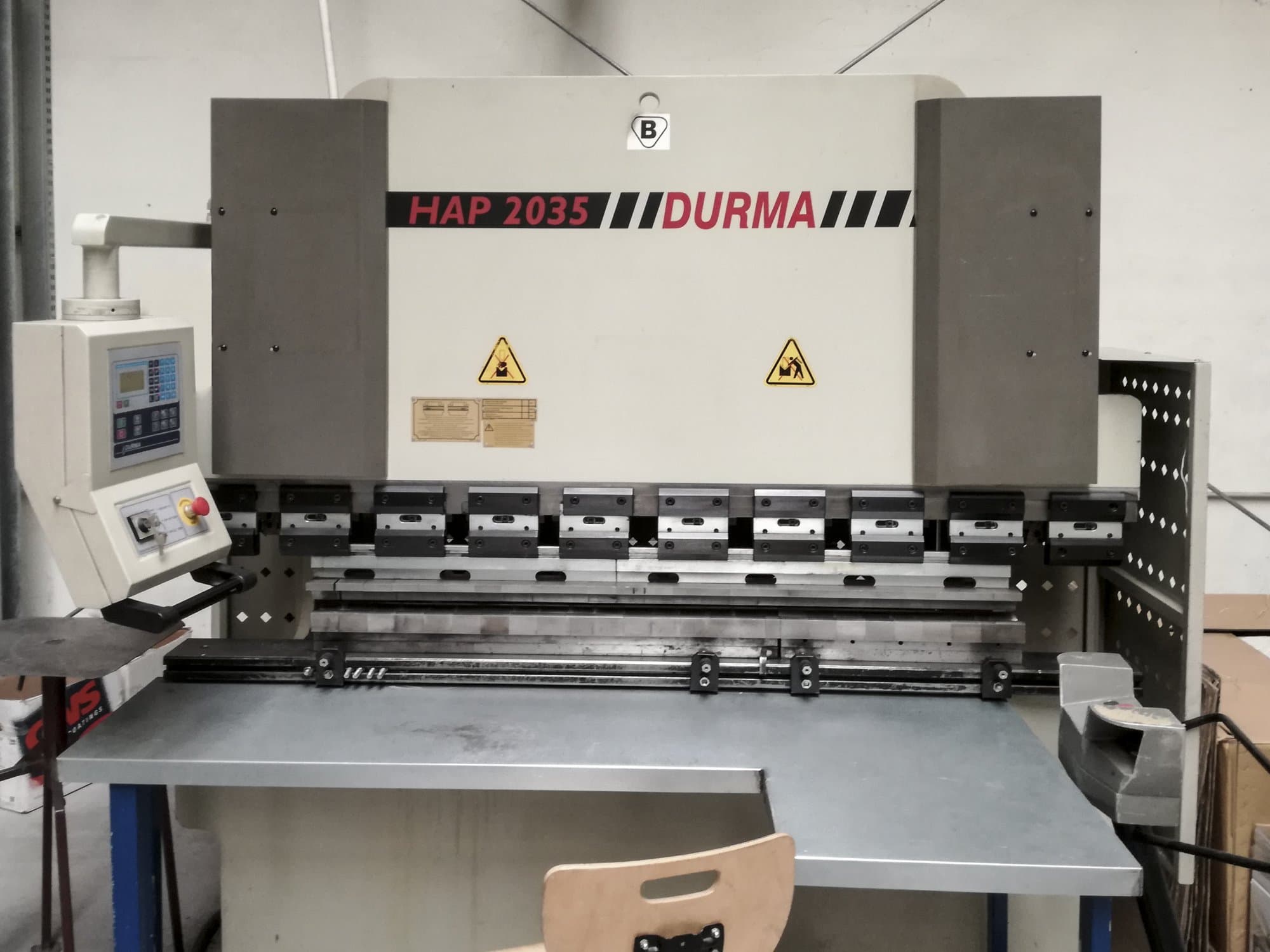 Vista frontale della macchina Durma HAP 2035