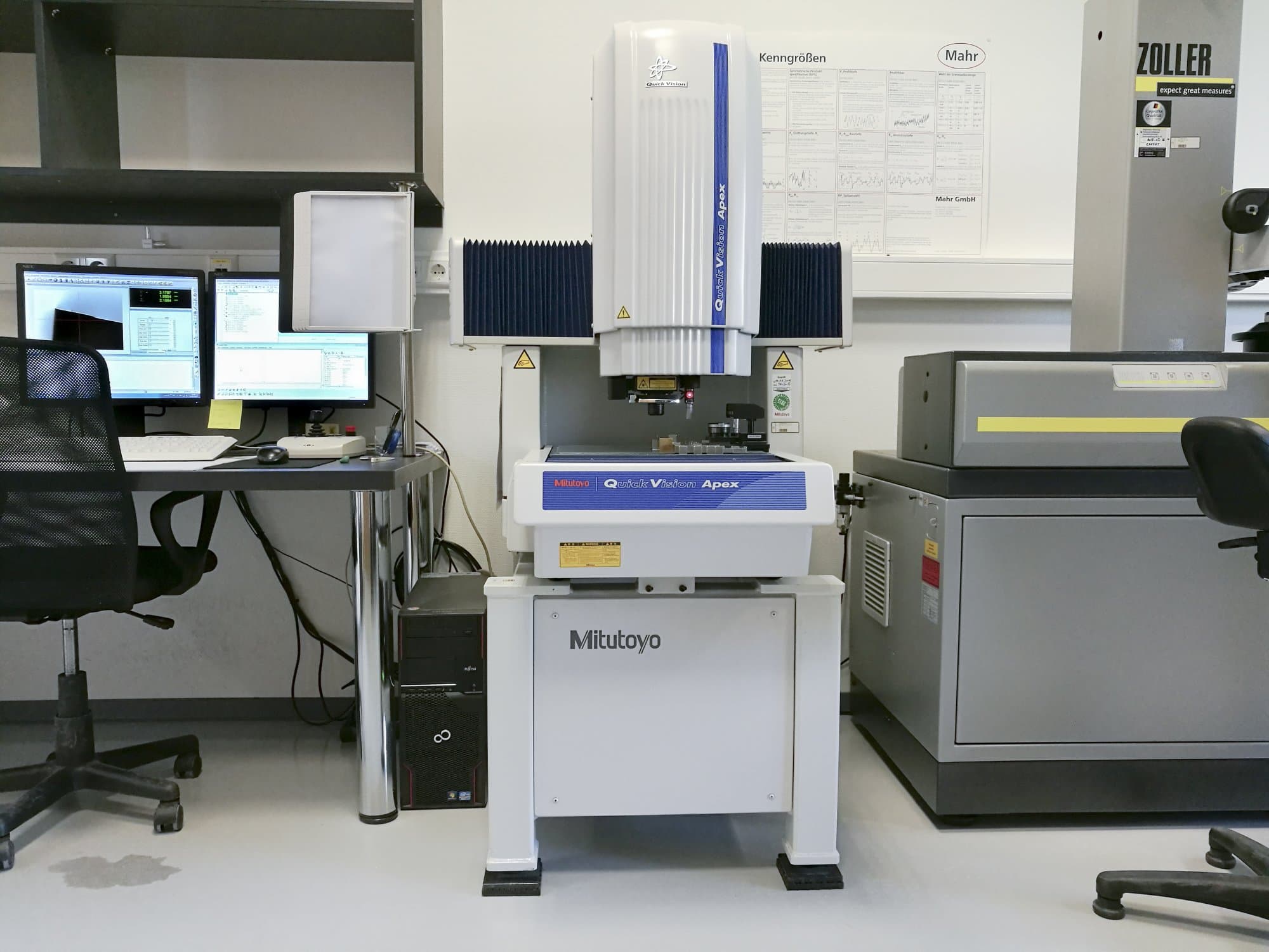 Vista frontale della macchina Mitutoyo QVT1-X302PIL-C