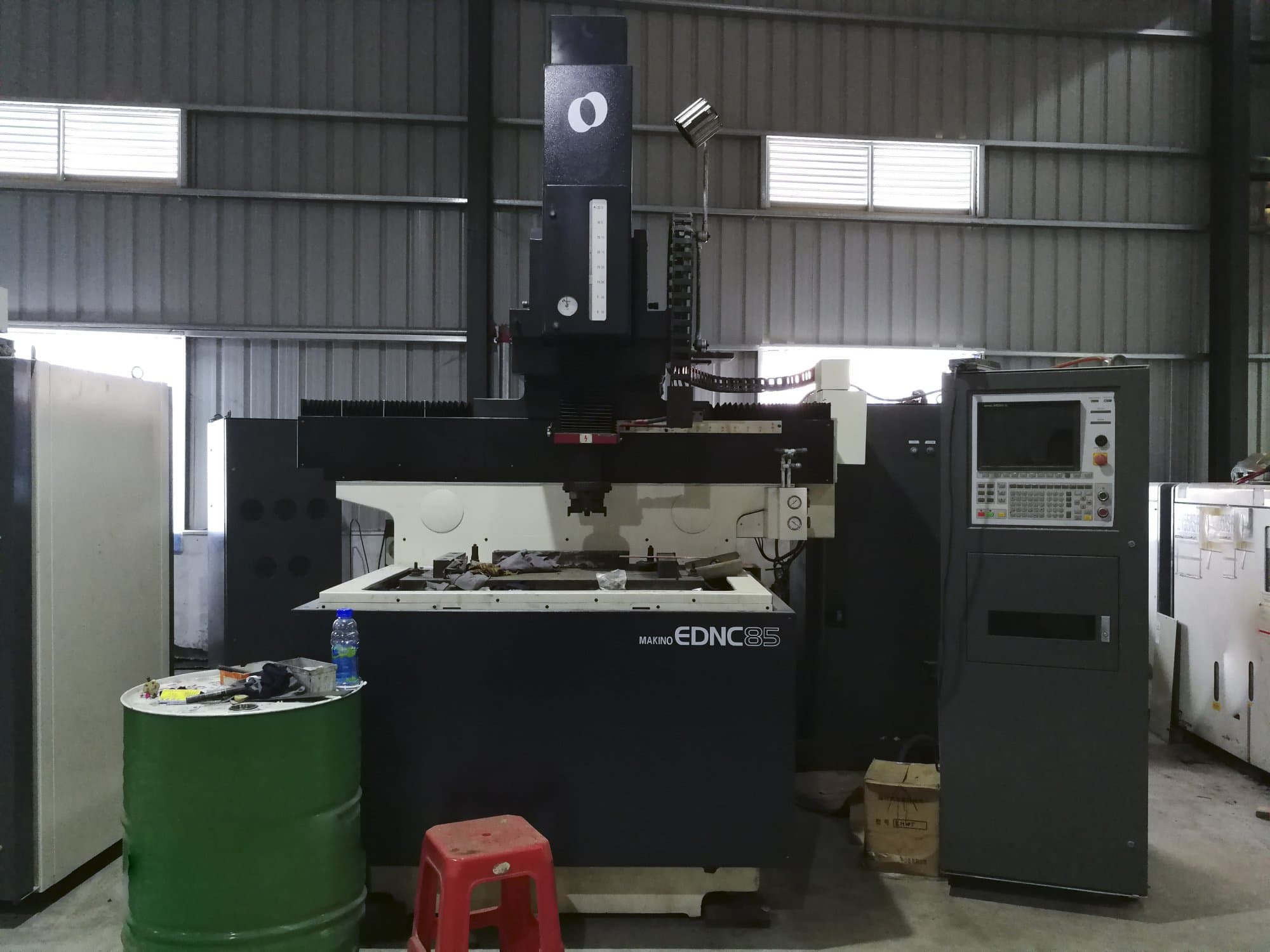 Vista frontale della macchina Makino EDNC85