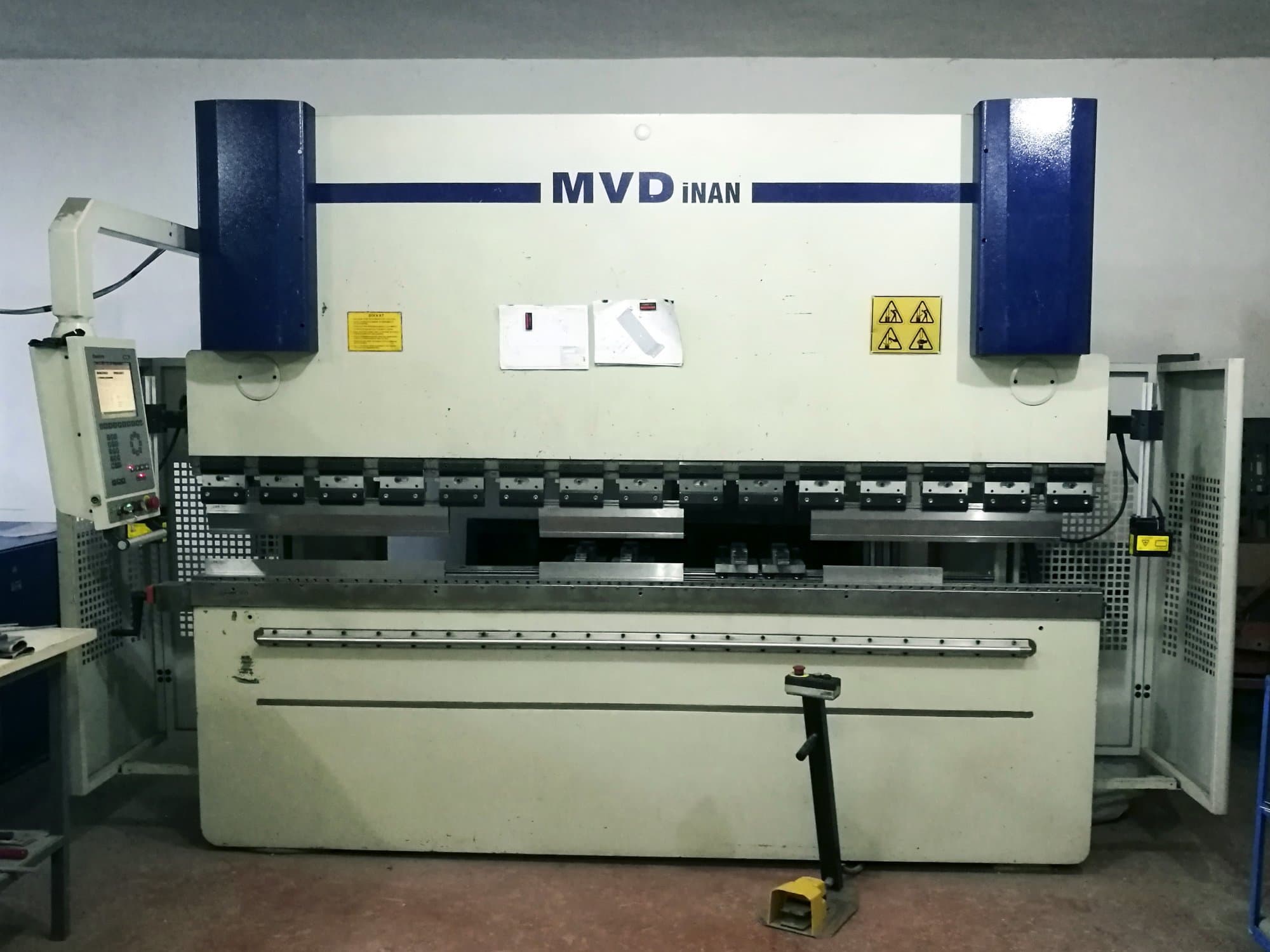 Vista frontale della macchina MVD Inan CNC 30/120