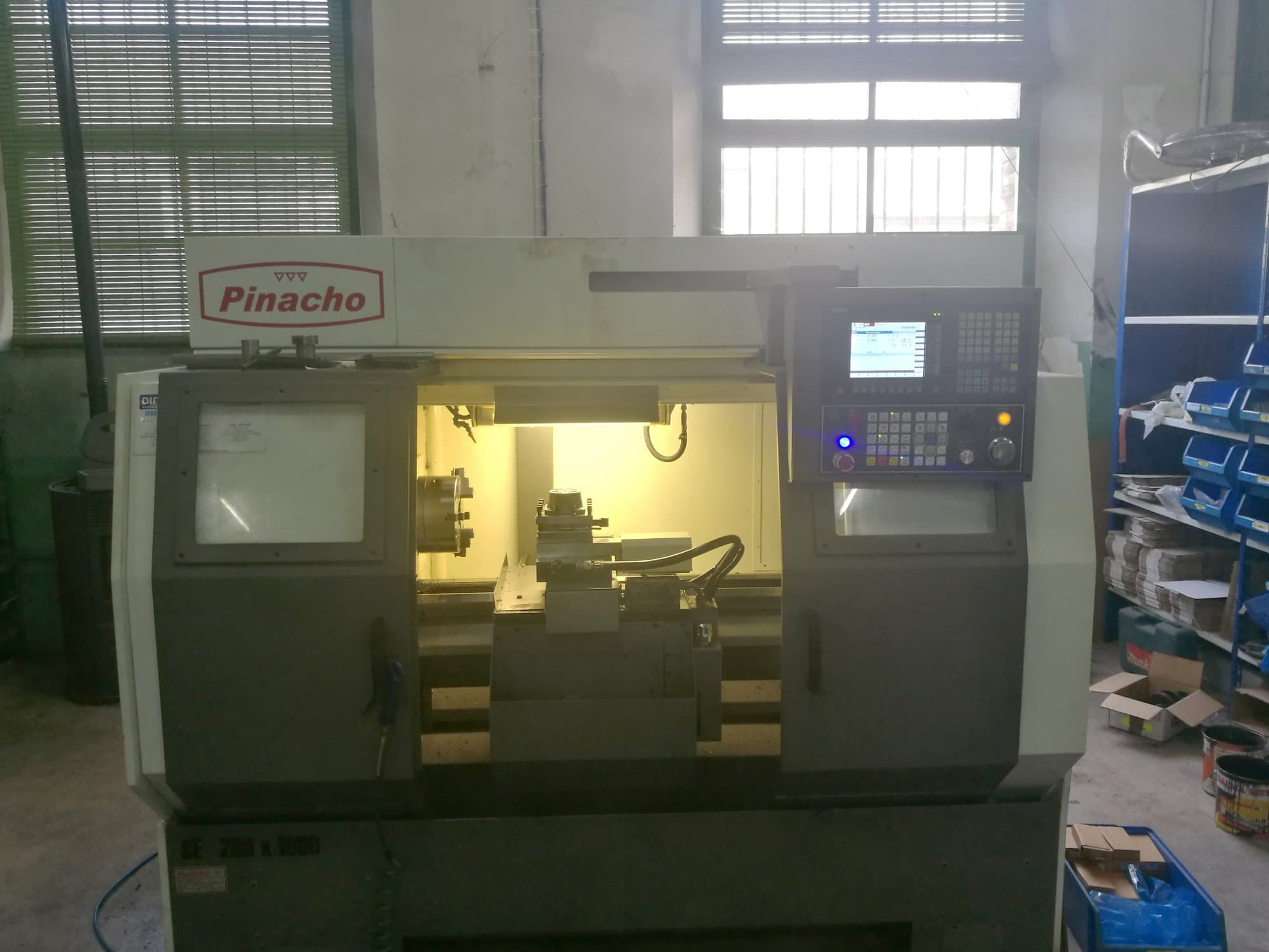 Vista frontale della macchina Pinacho SE-200