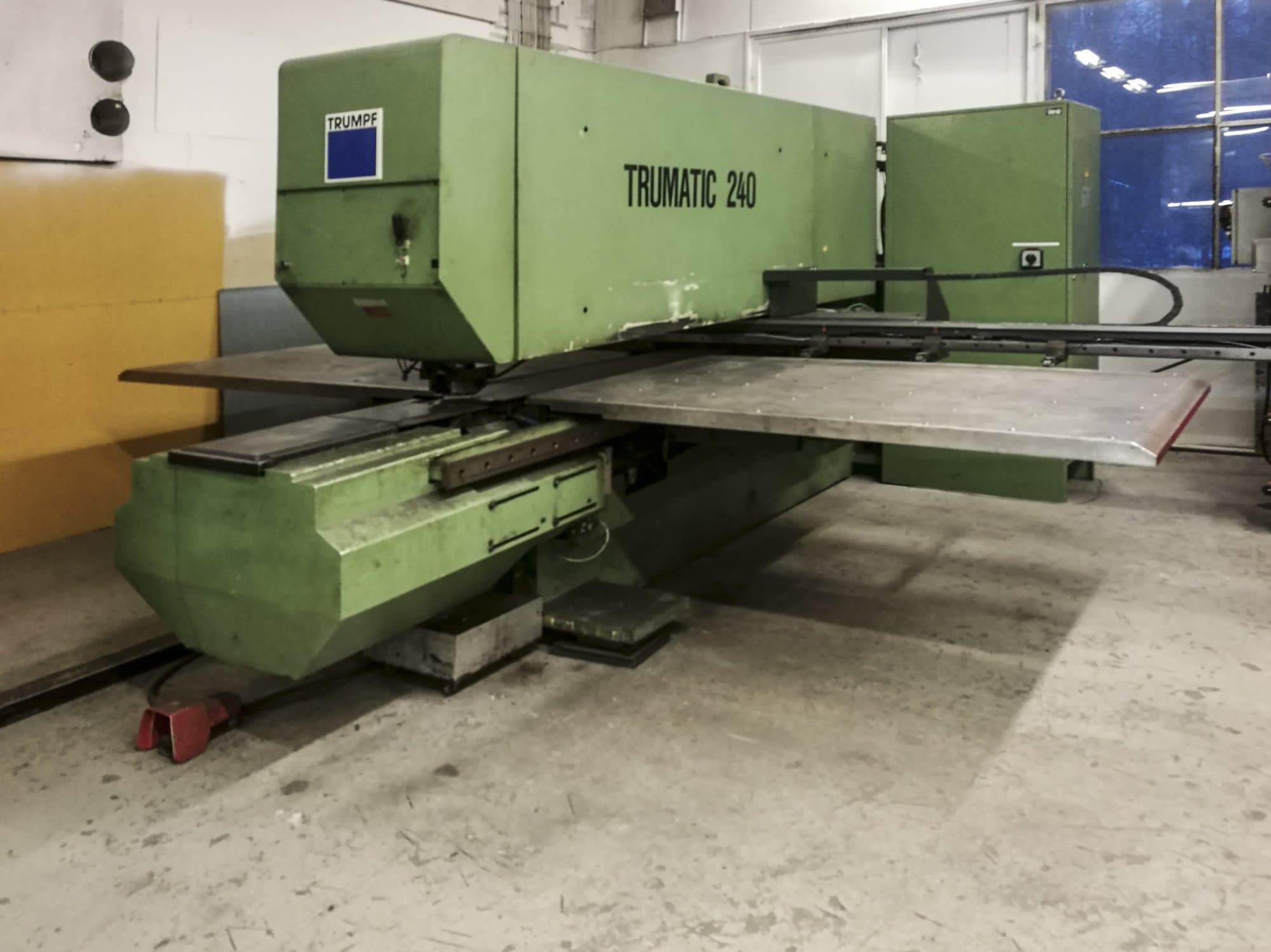 Vista lato sinistro della macchina Trumpf Trumatic 240