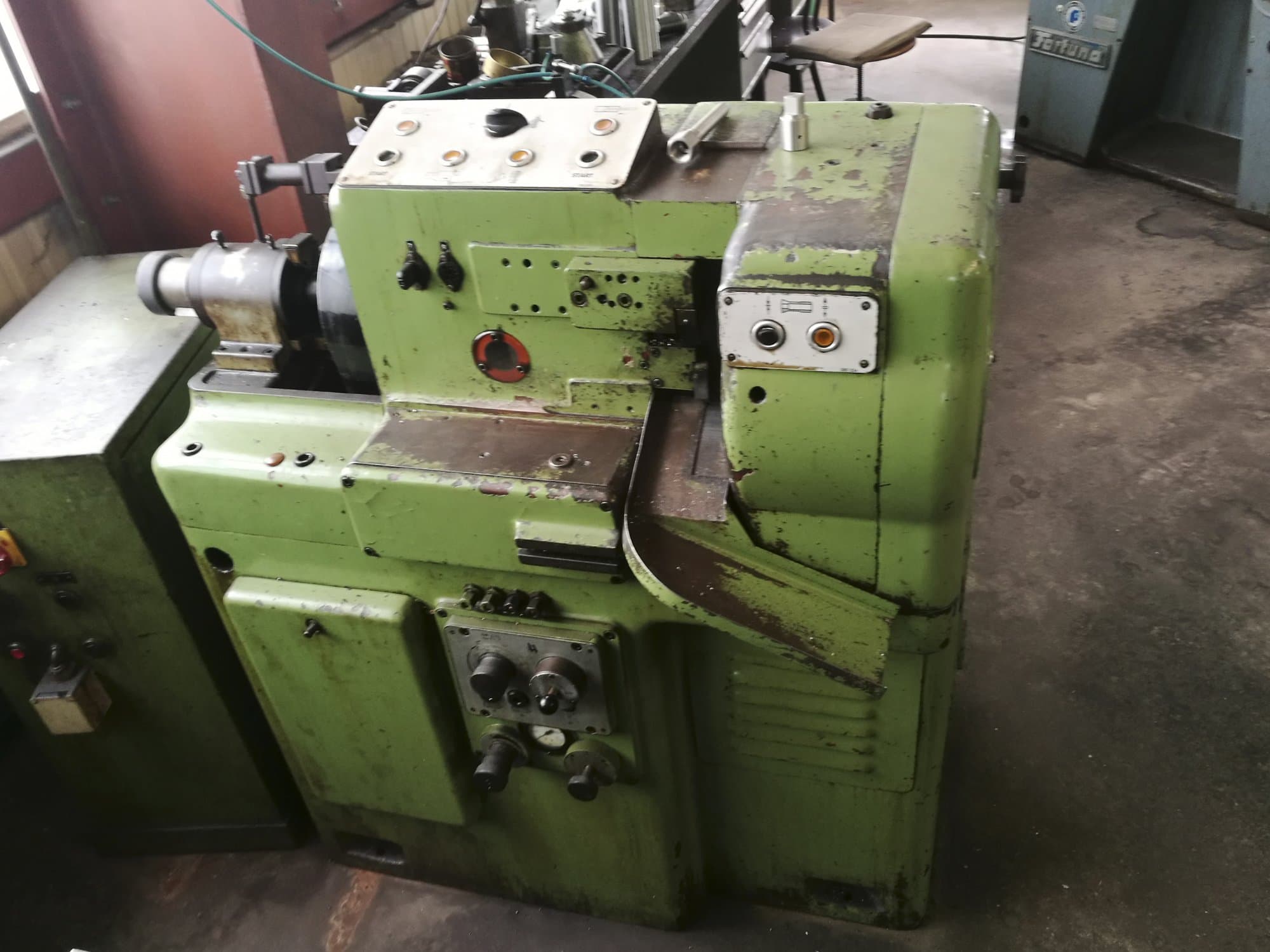 Vista frontale della macchina Hahn+Kolb Tornomat 2-672