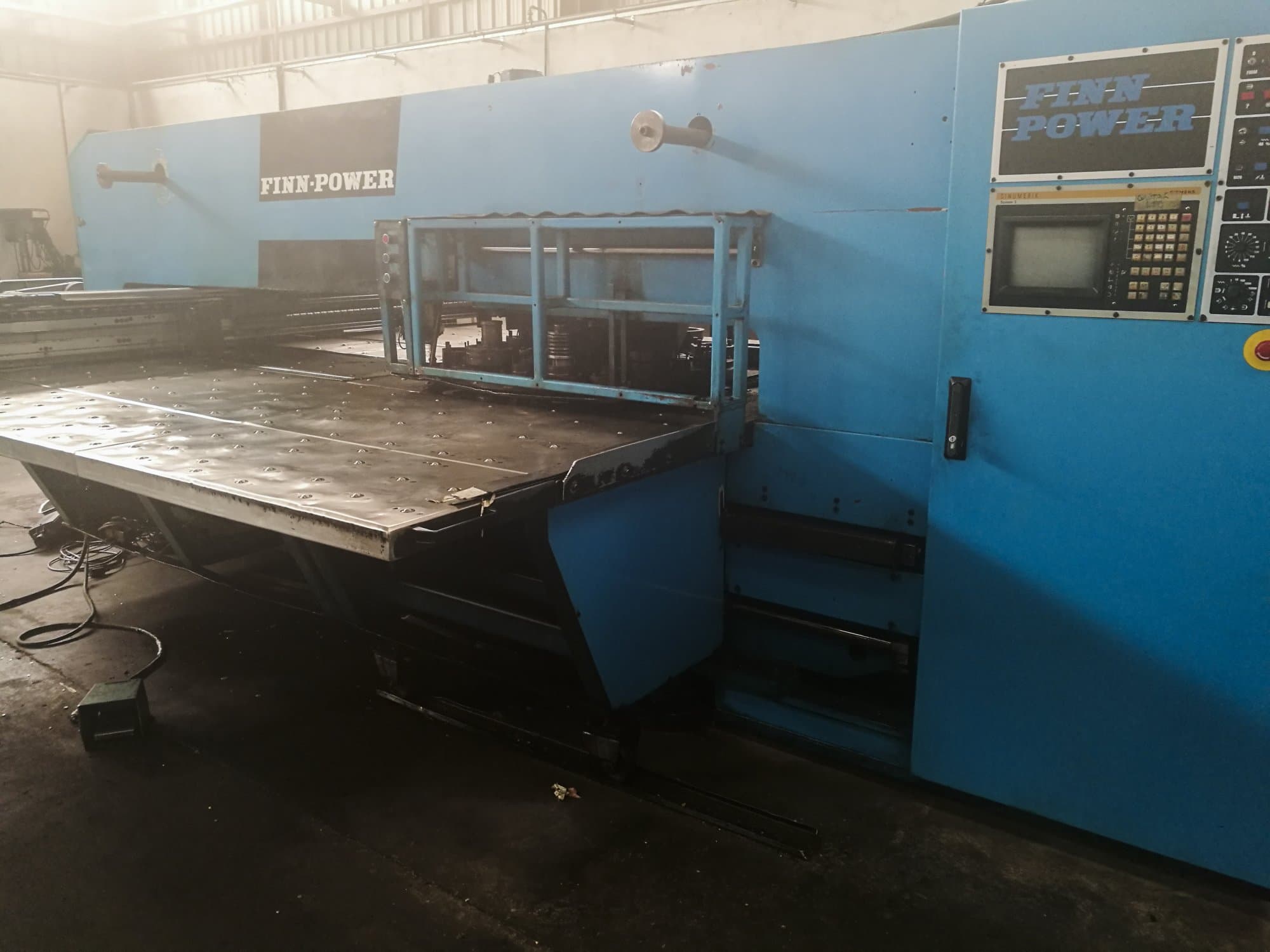 Vista lato destro della macchina Finn-Power TP 2520 IF2