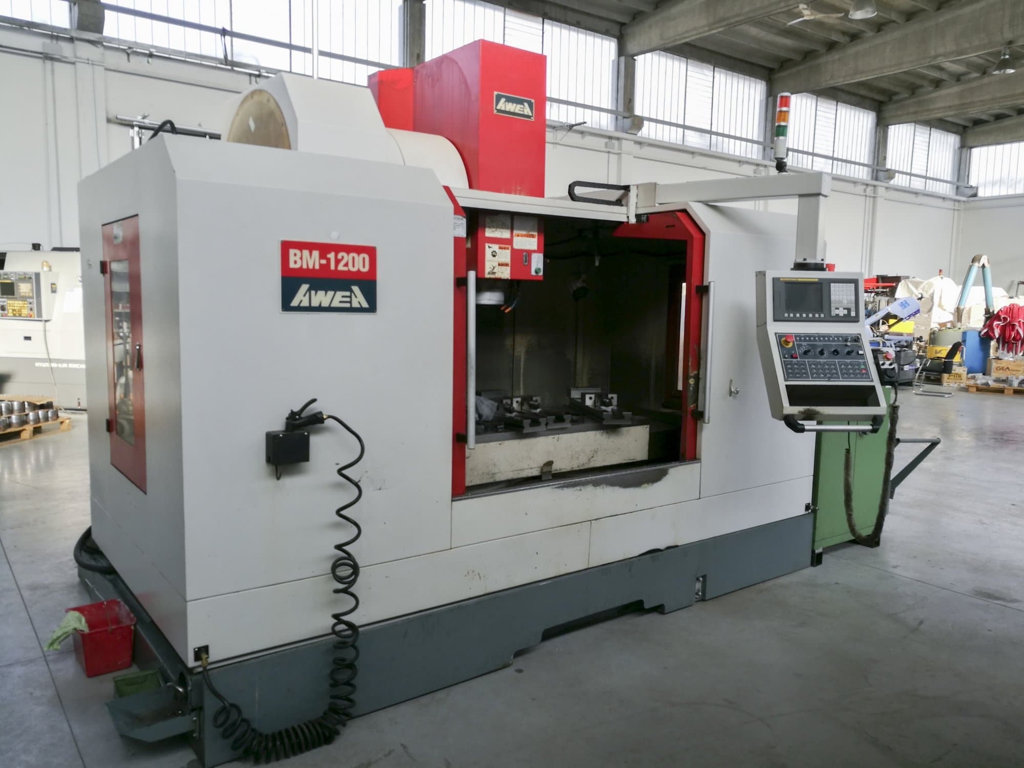 Vista lato sinistro della macchina AWEA BM-1200