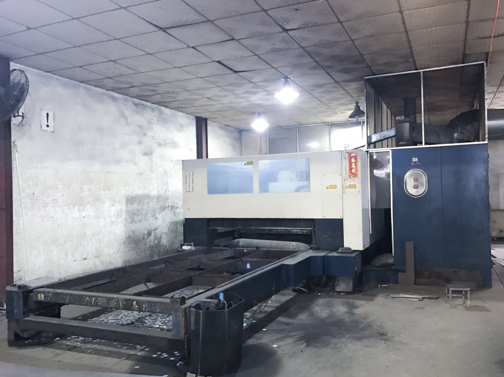 Vista lato destro della macchina Trumpf TruLaser 3030