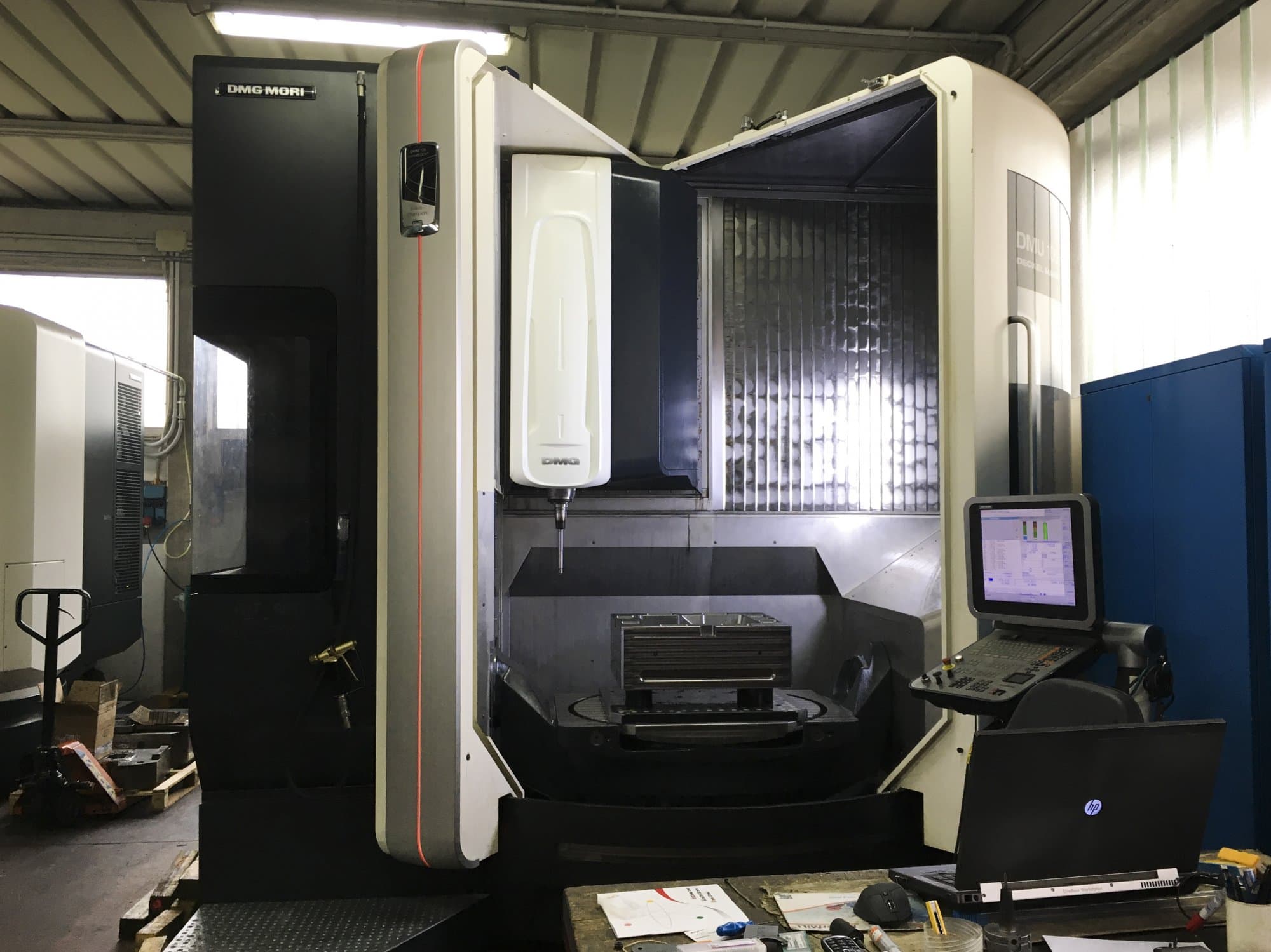Vista frontale 1 della macchina DMG MORI DMU 105 monoBLOCK