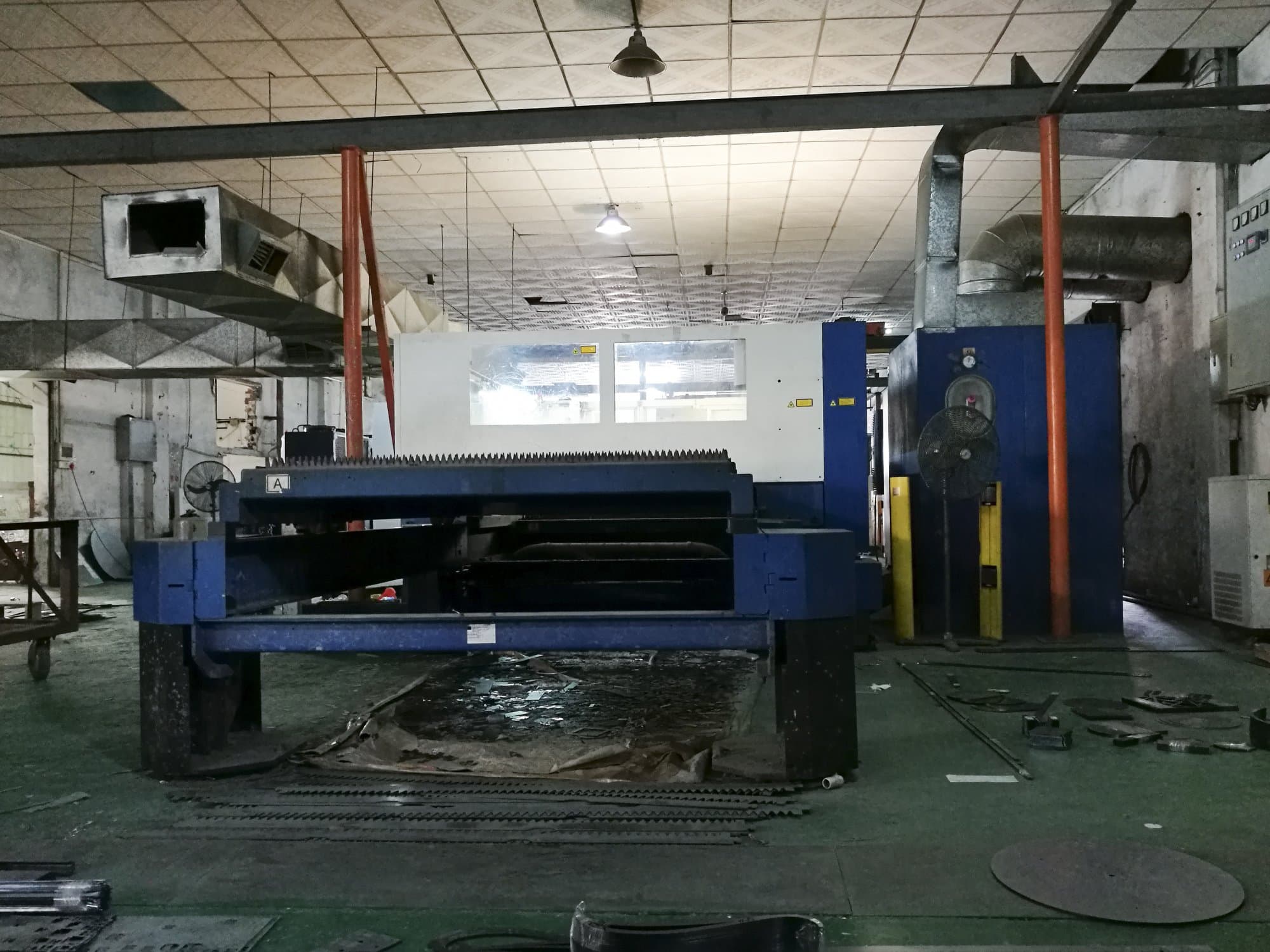Vista frontale della macchina Trumpf TruLaser 3030