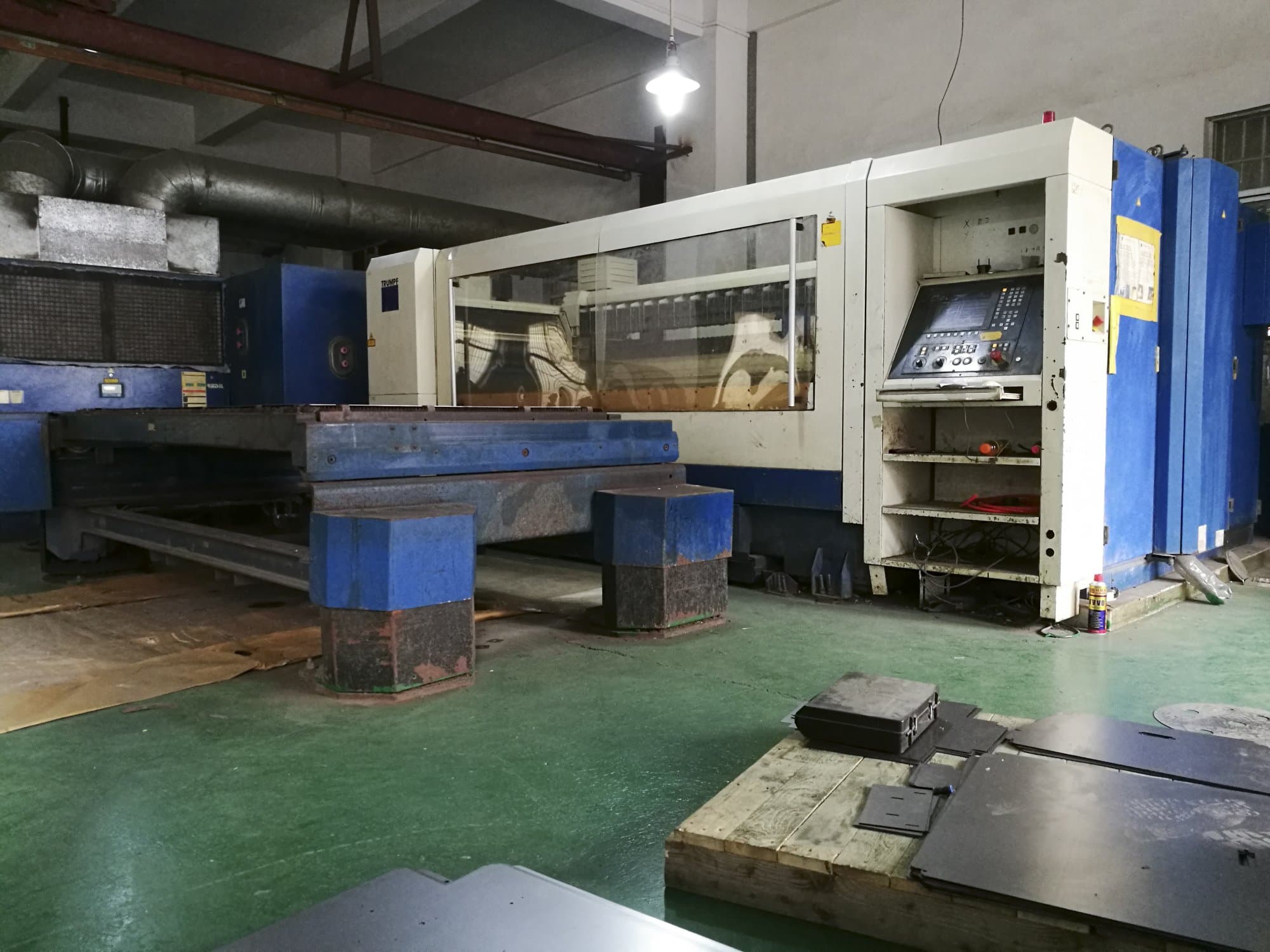 Vista lato destro della macchina Trumpf TruLaser 2525