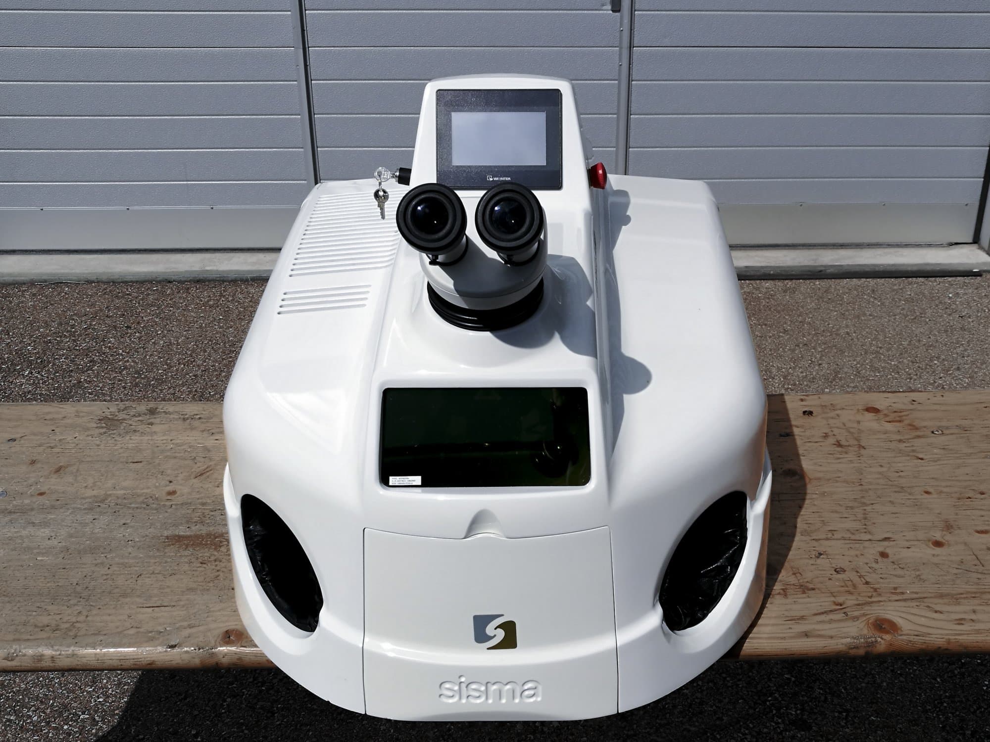 Vista frontale della macchina Sisma LM-D 100