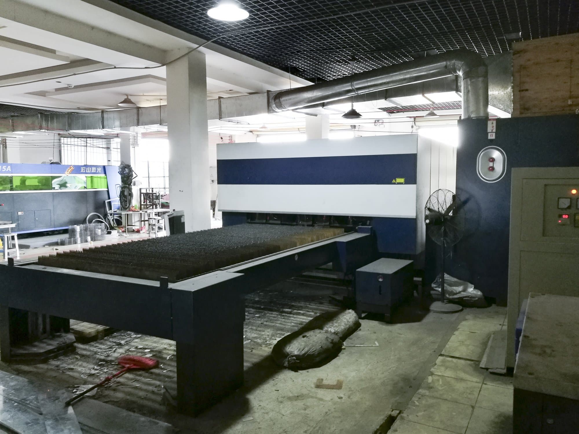 Vista lato destro della macchina Trumpf TruLaser 3030