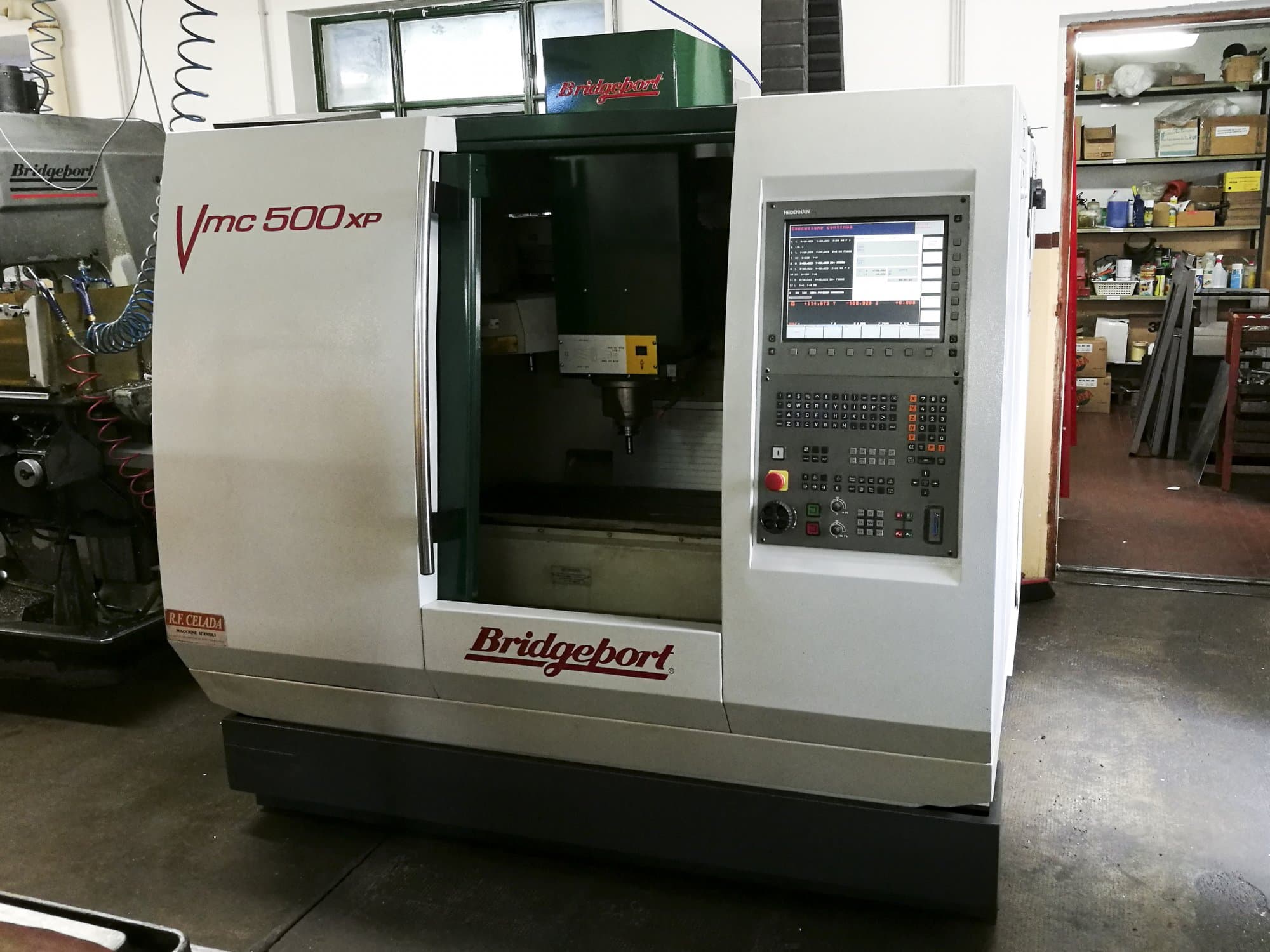 Vista frontale della macchina Bridgeport VMC 500 XP