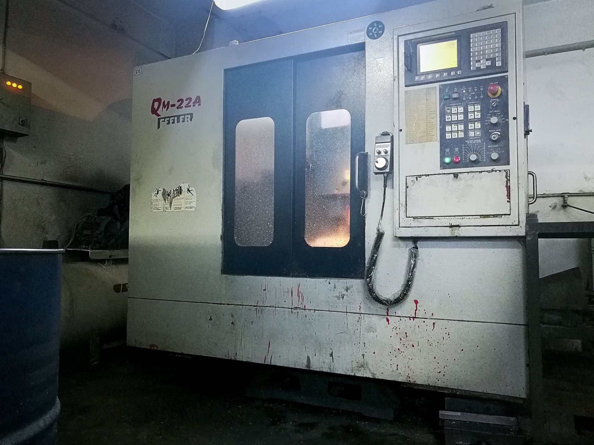 Vista frontale della macchina Feeler QM-22A