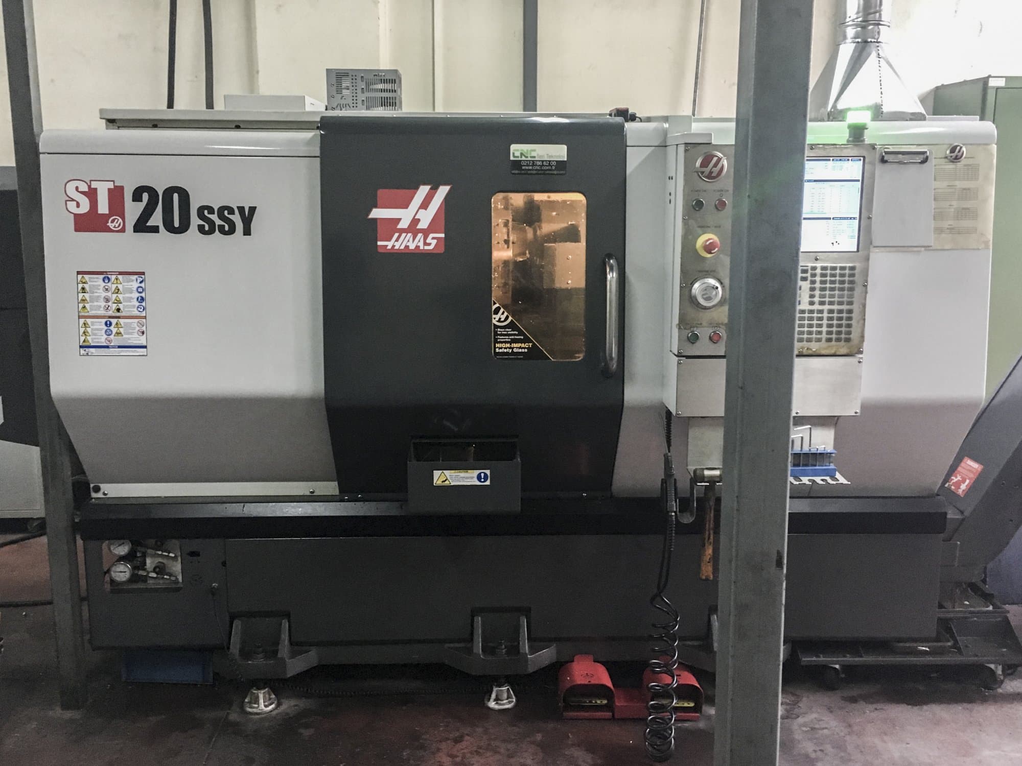 Vista frontale della macchina HAAS ST-20SSY