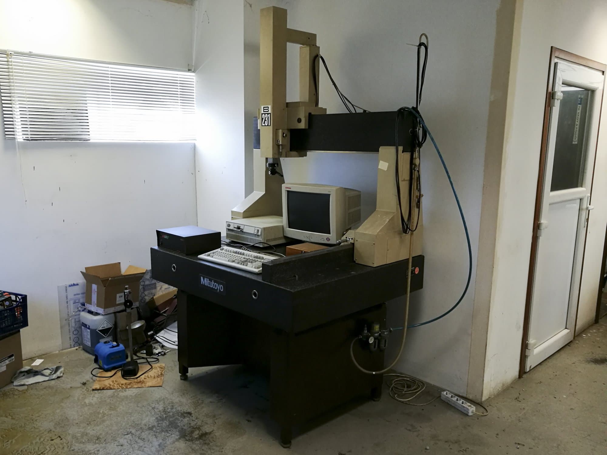 Vista lato destro della macchina Mitutoyo B-231