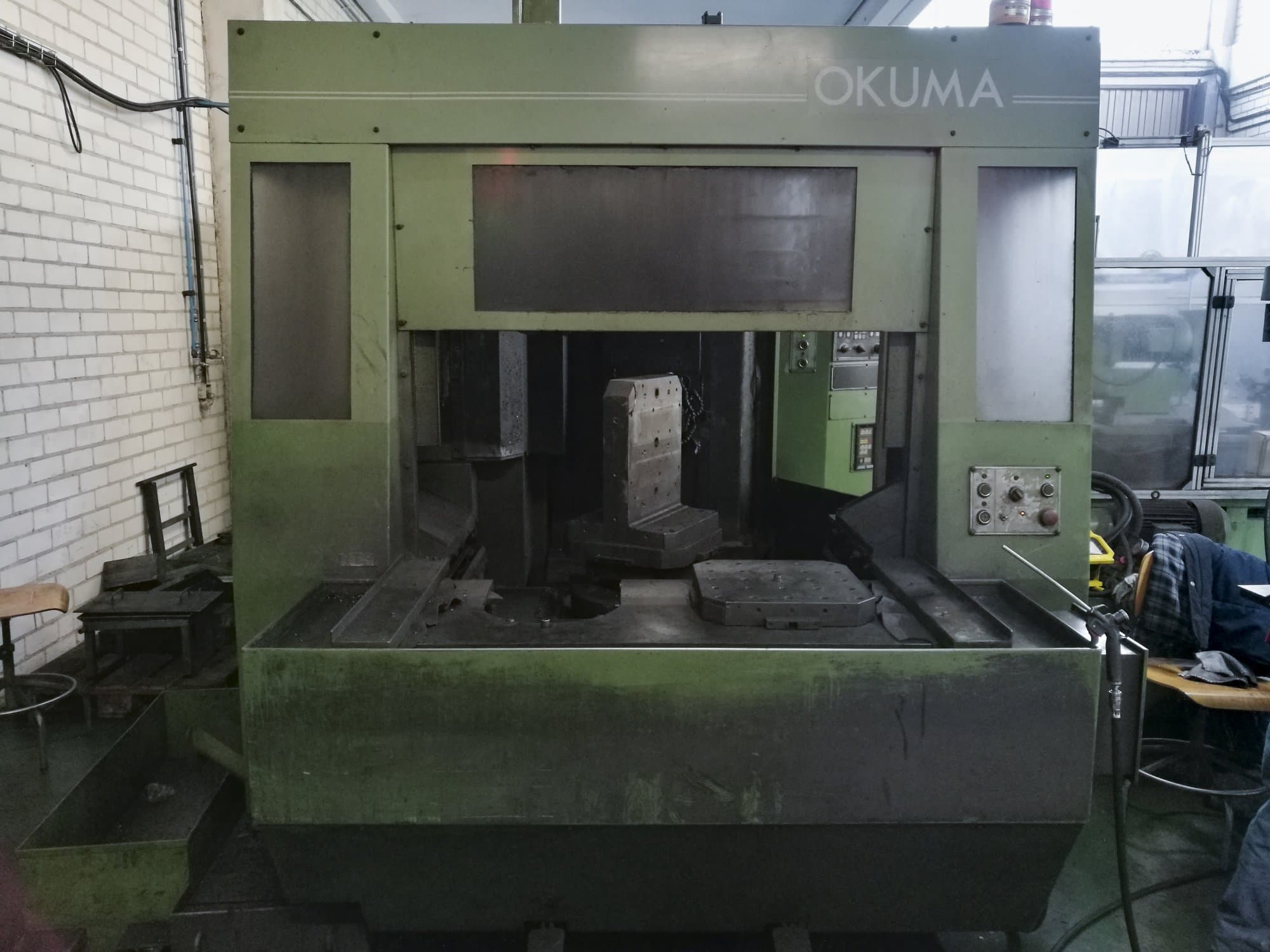 Vista frontale della macchina Okuma MC-40H