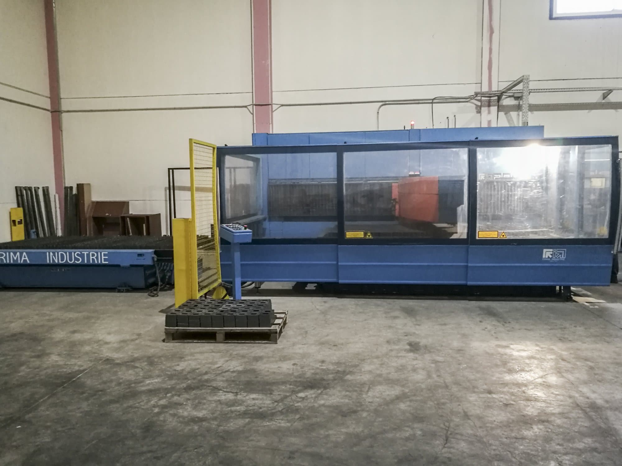 Vista laterale destra della macchina Prima Power Platino 1530