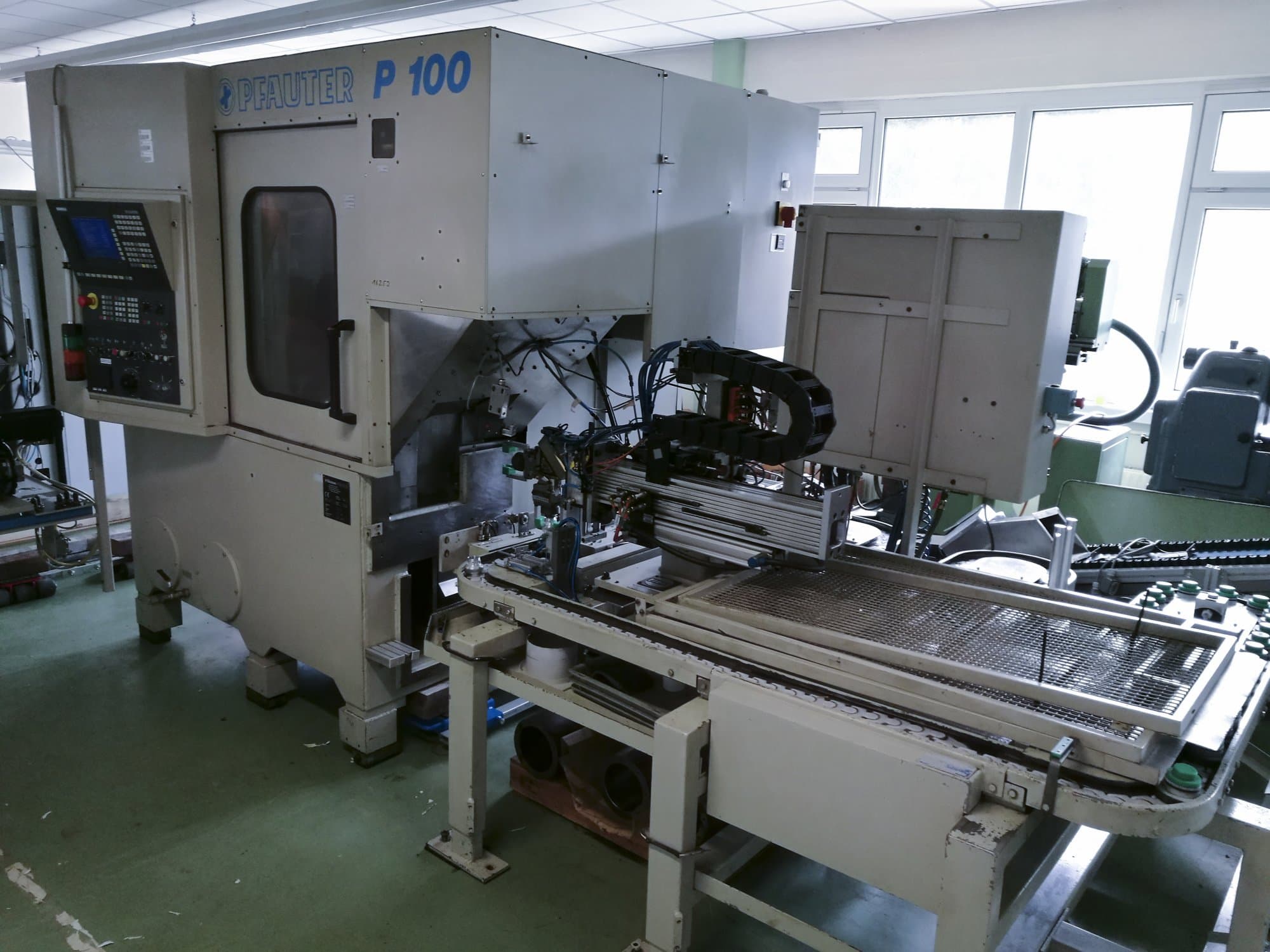 Vista frontale della macchina GLEASON-PFAUTER P100