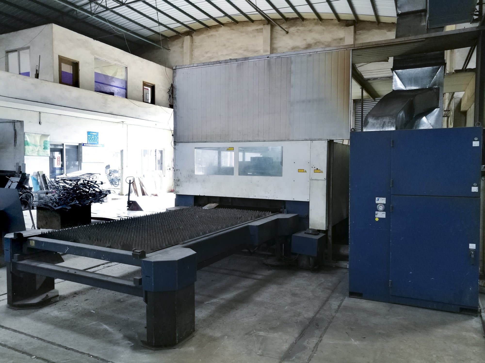 Vista lato destro 1 della Trumpf TruLaser L3030 macchina