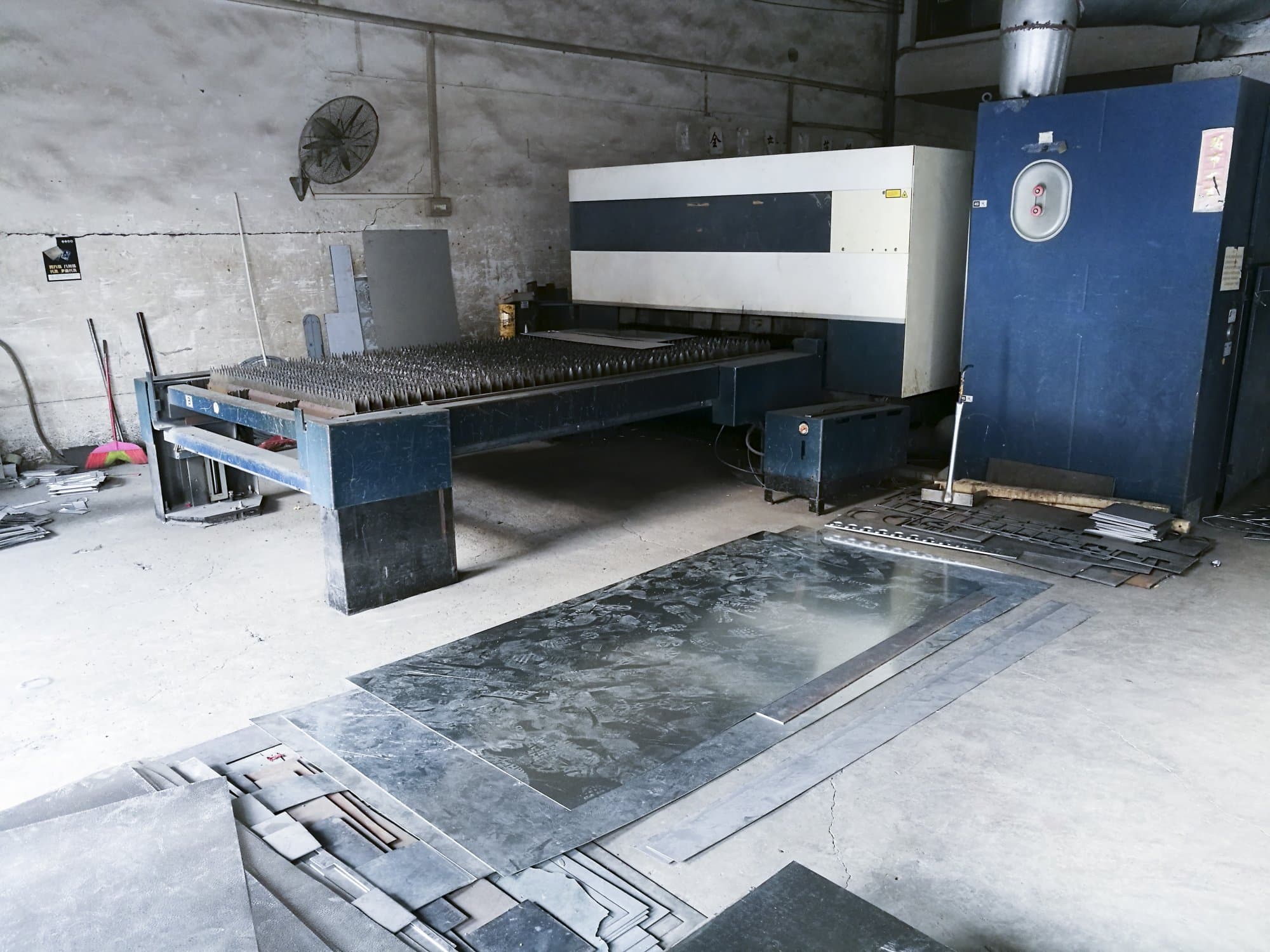 Vista lato destro 1 della macchina Trumpf TruLaser 3030